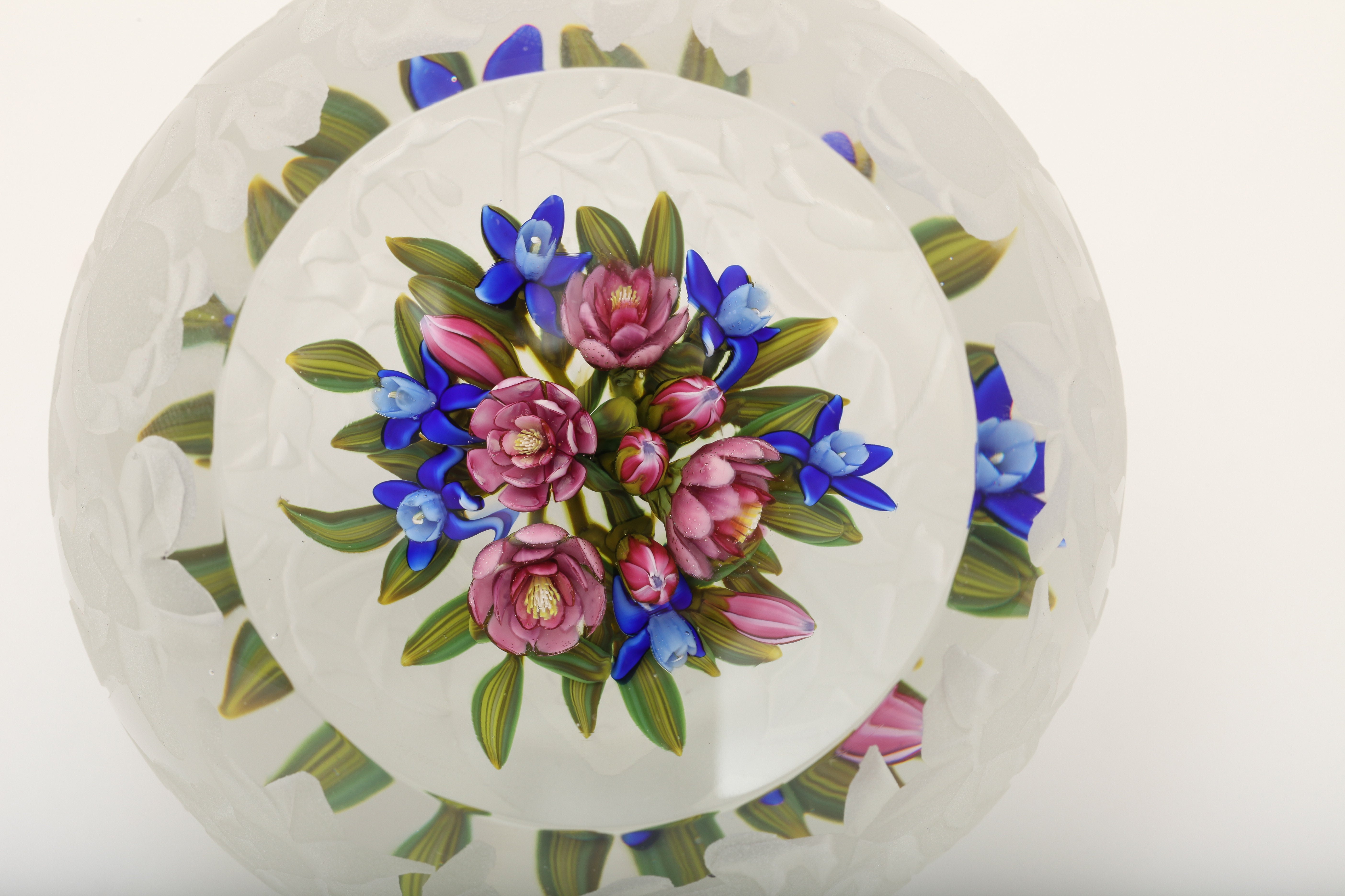 A beautiful Cathy Richardson paperweight sculpture with pink roses and blue flowers inside and roses and flowers carved on the outside, signed Cathy Richardson, 2015