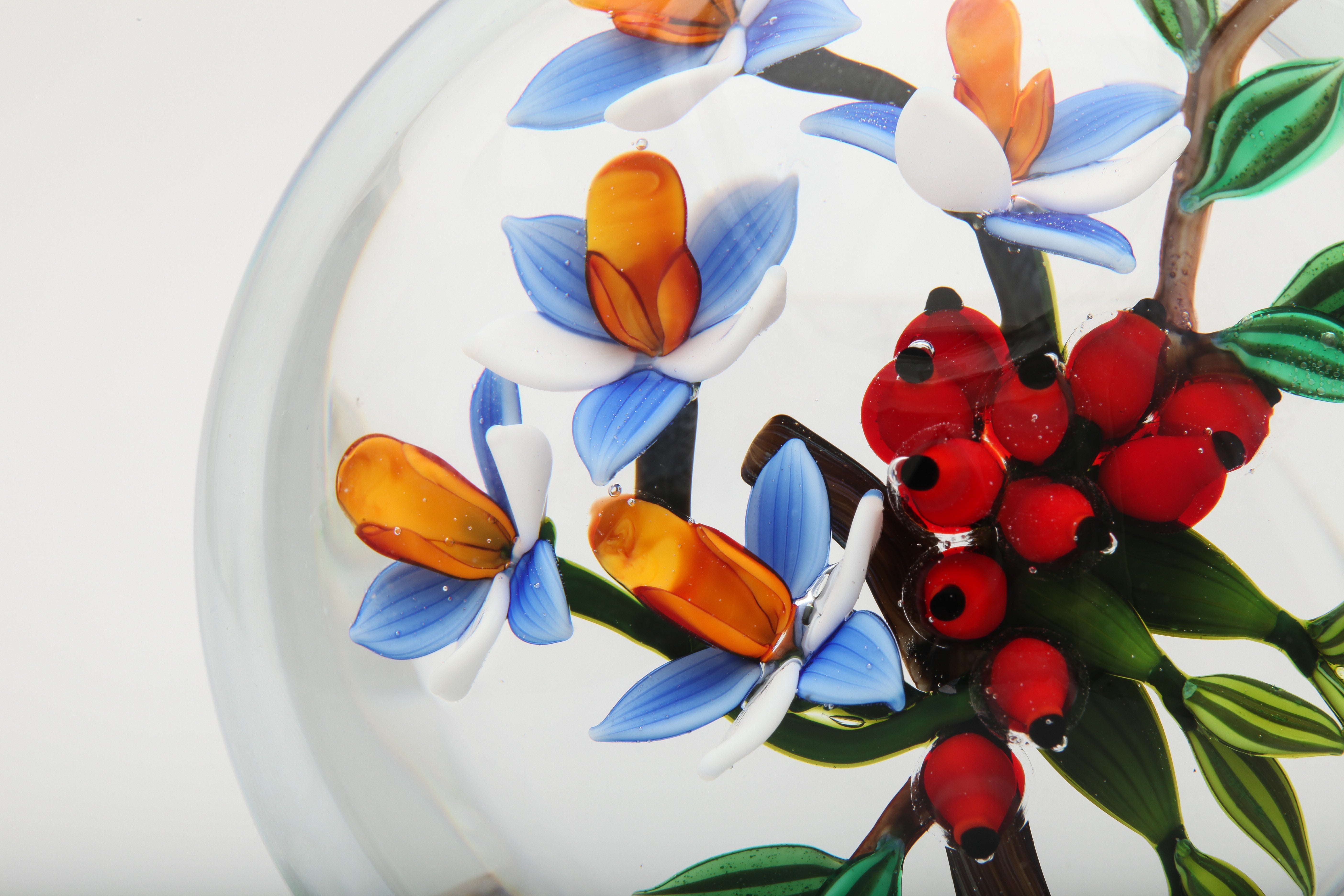 Beautiful Colin Richardson Orchid and Berry Bouquet Paperweight In Excellent Condition For Sale In New York, NY
