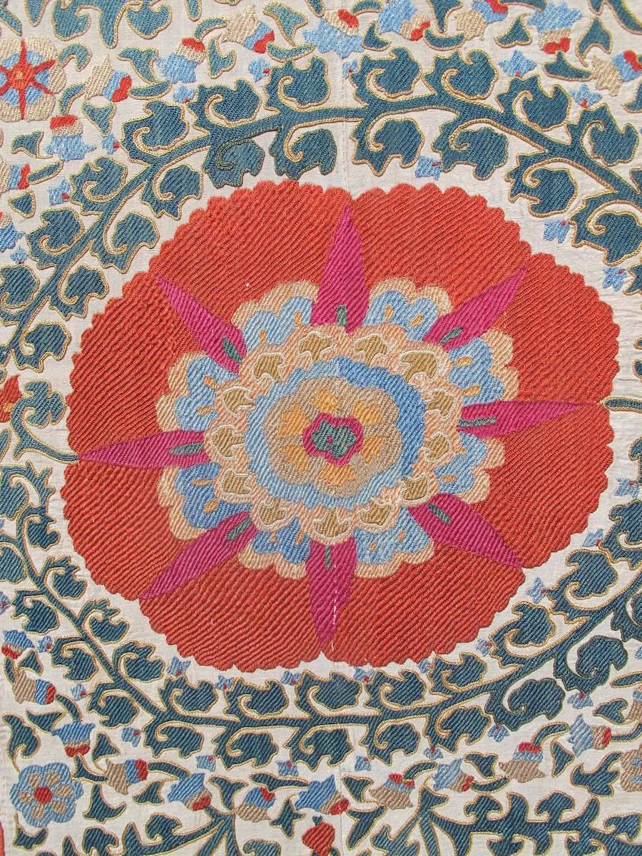 Les broderies d'Asie centrale, connues sous le nom de Suzanis, sont réputées pour leur dessin dynamique et organique et leurs couleurs naturelles vives. Cette pièce vivante a été brodée dans les environs de l'ancienne ville de Boukhara, en Asie