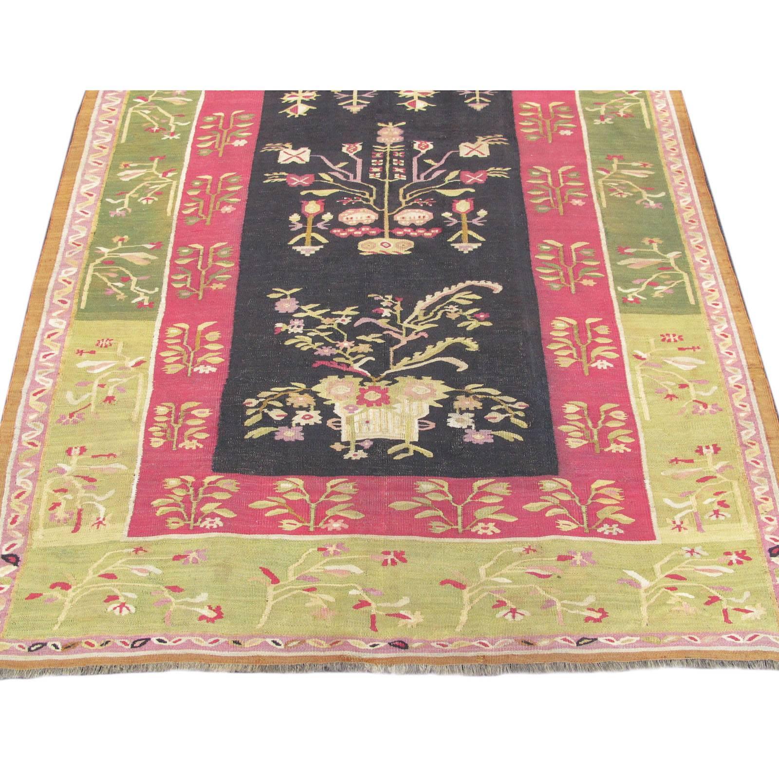 Moldave Tapis Kilim bessarabique floral exceptionnel du milieu du XIXᵉ siècle avec bordure vert clair en vente