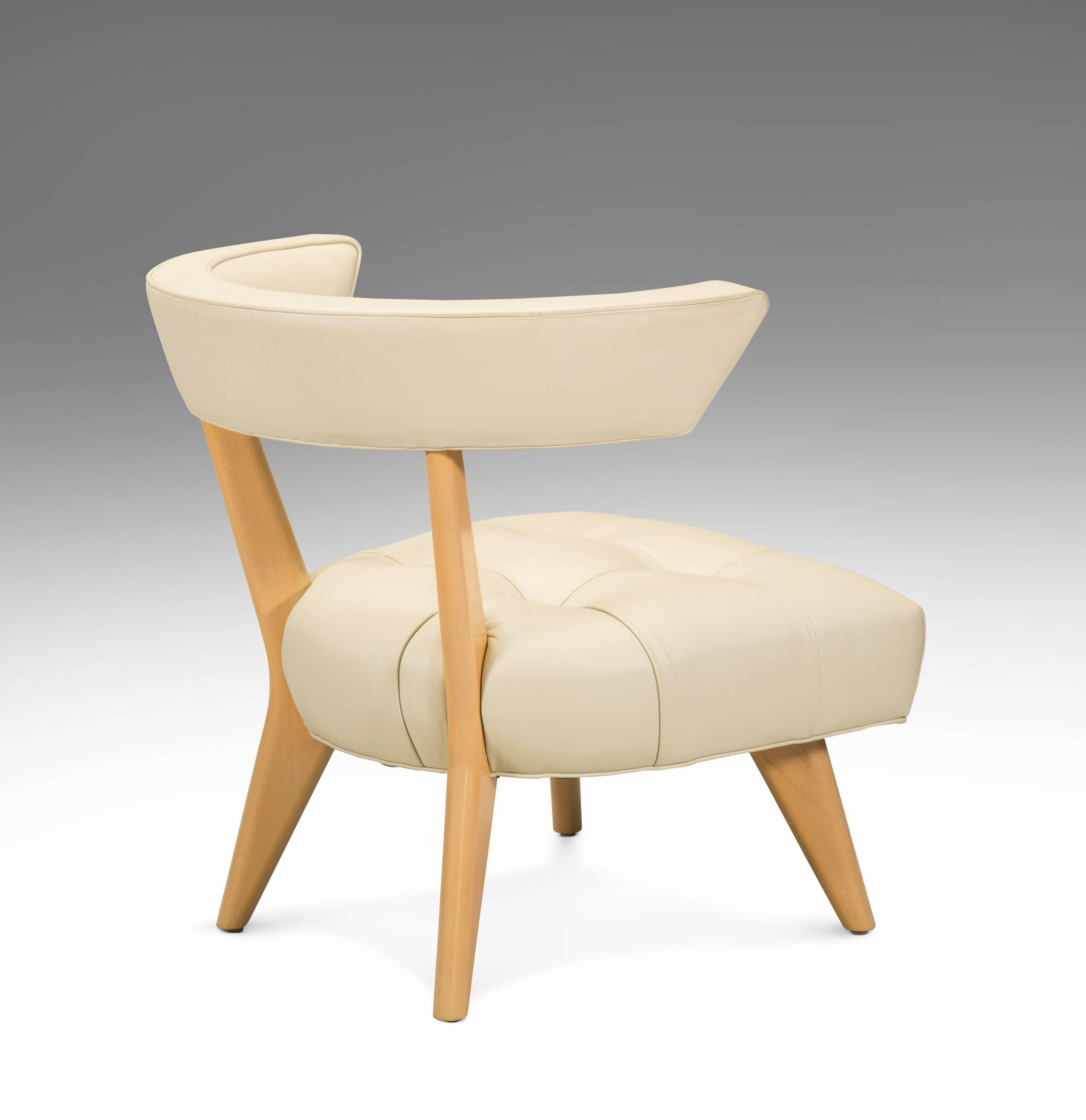 Billy Haines, Pair of Blonde Glazed Wood and Ivory Upholstered Hostess Chairs im Zustand „Gut“ im Angebot in New York, NY