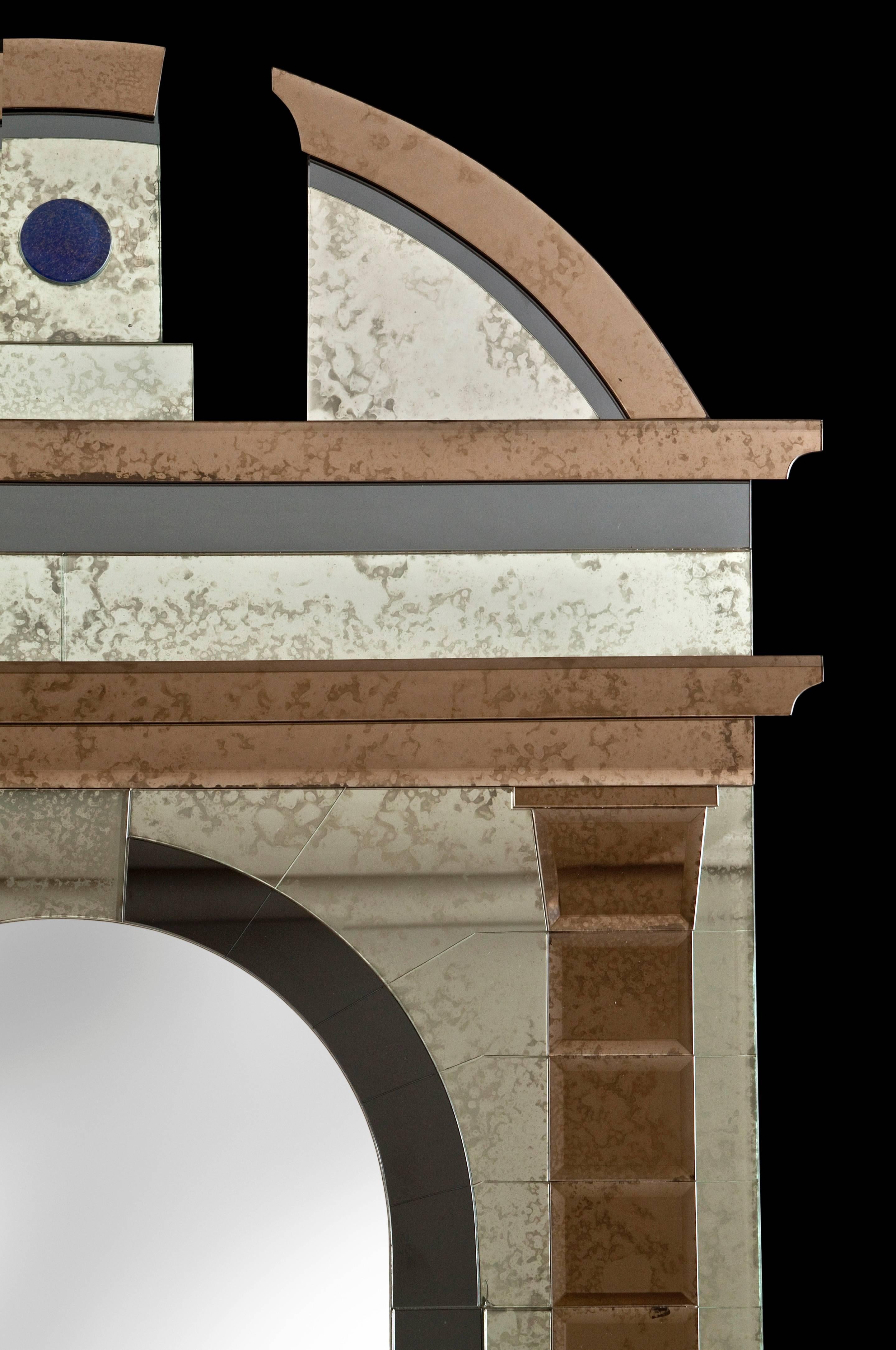 Lorenzo Forges Davanzati, Großer italienischer Tromp L'oiel-Spiegel mit Glasrahmen, 20.
Eine virtuelle Hommage an Palladio und andere klassische oder manieristische Architekten. Die von zwei Säulen flankierte Trompe-l'oiel-Passage wird von einem