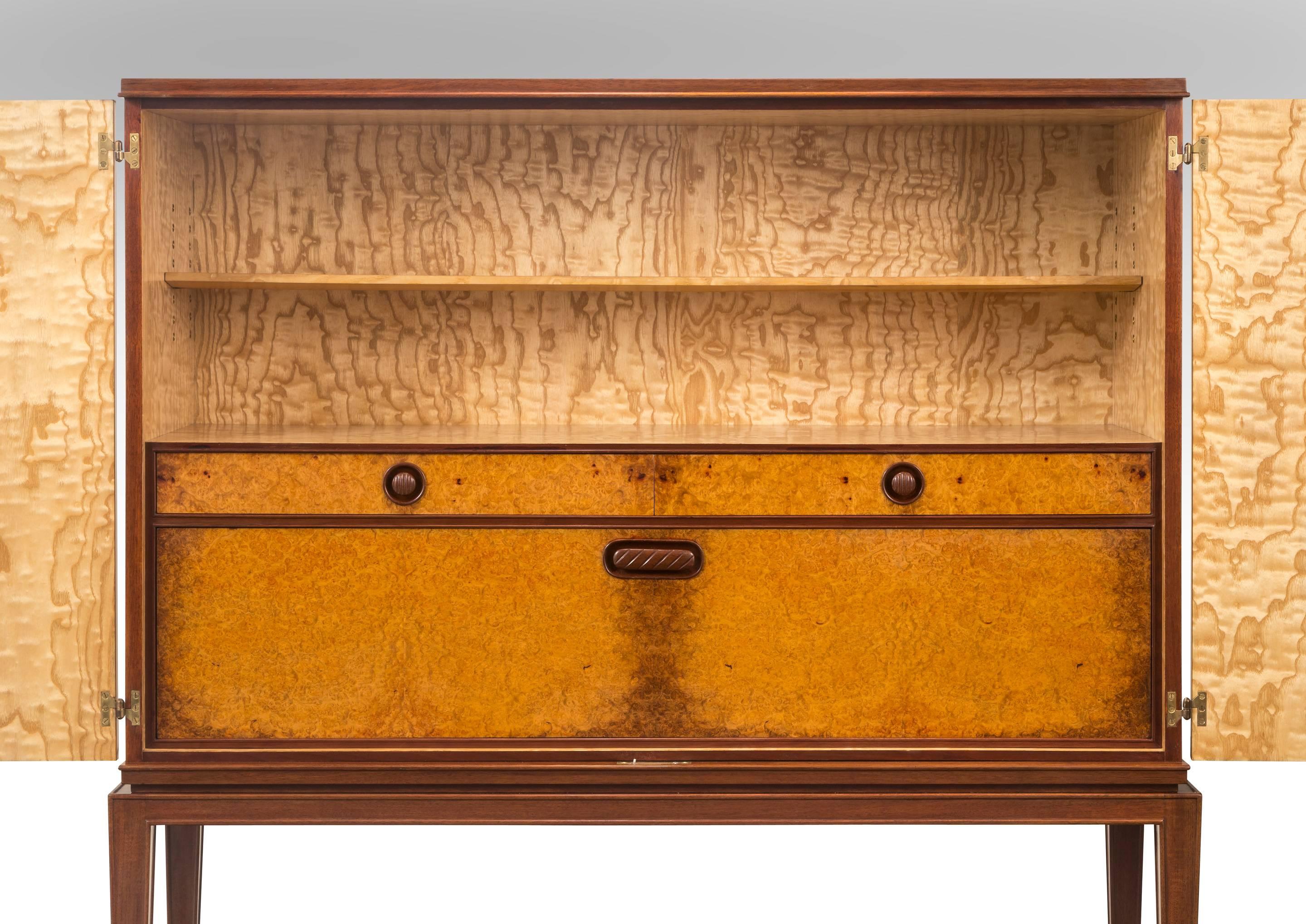 Oscar Nilsson Attributed, Swedish Flame Mahogany and Marquetry Cabinet / Bar In Good Condition In New York, NY