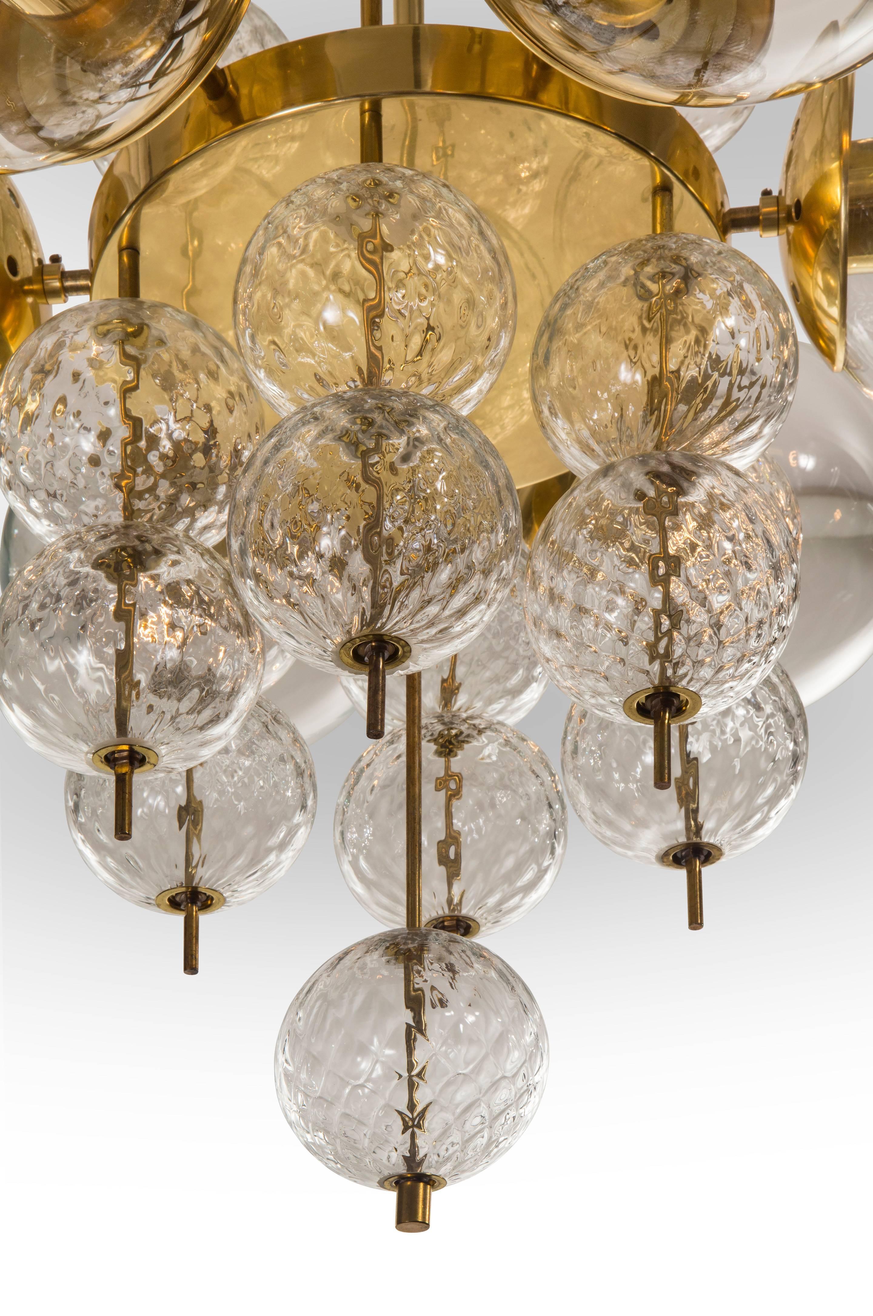 Kamenicky Šenov, Pair of Czech Brass and Handblown Glass Chandeliers In Good Condition For Sale In New York, NY