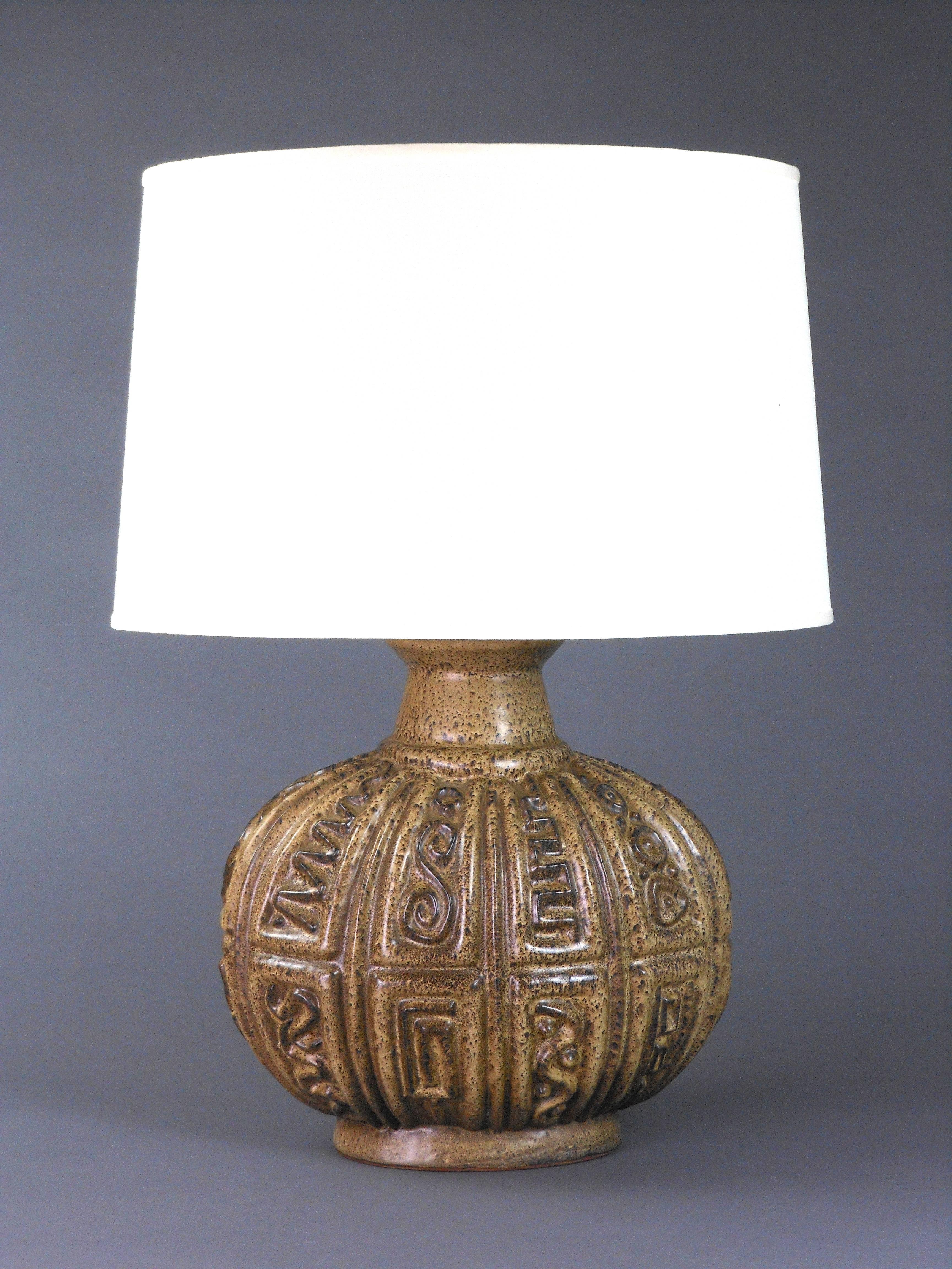 A Mid Century Modern Ceramic Lamp In Good Condition For Sale In New York, NY