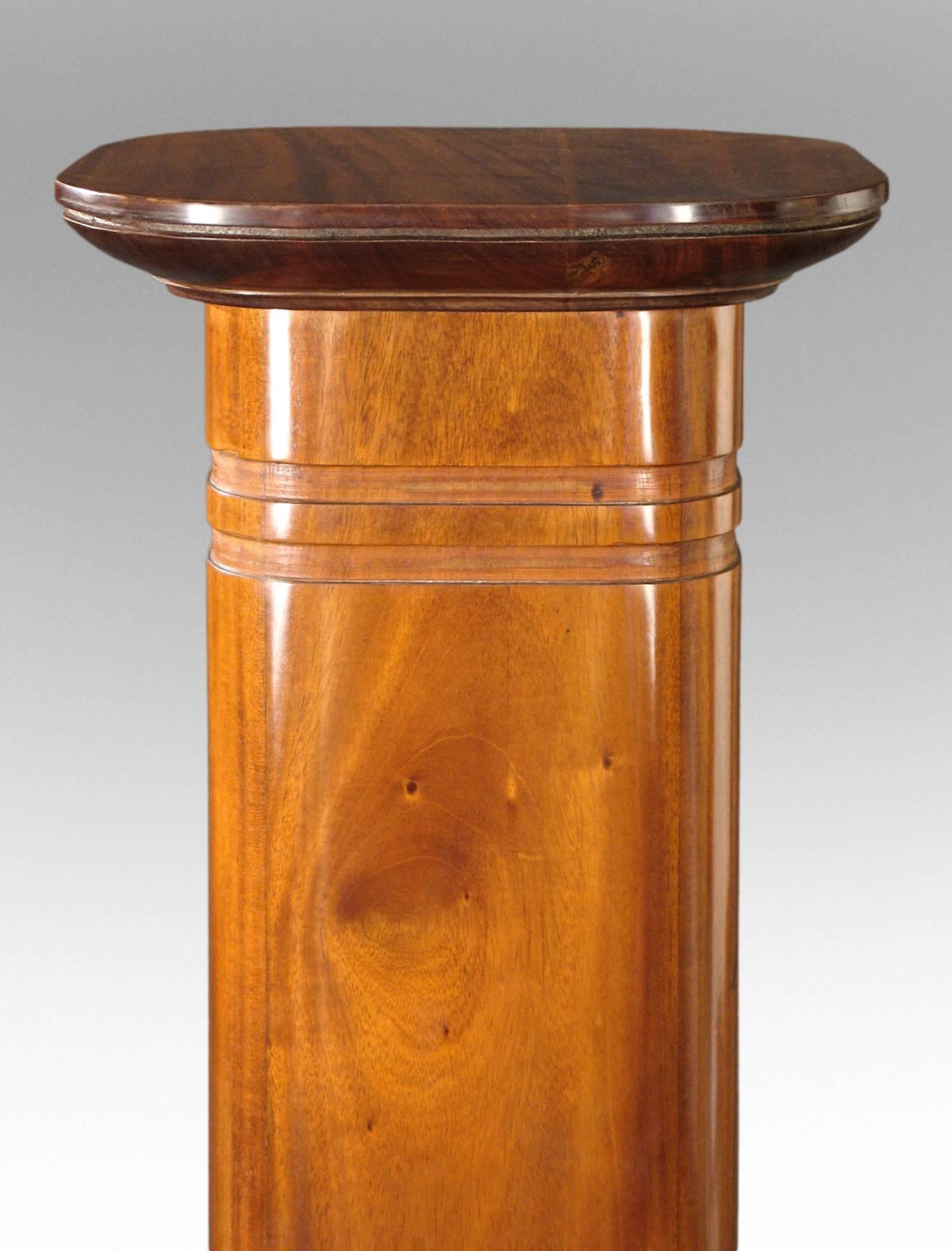 Refined, elegant and beautifully crafted of a golden mahogany. The square column with rounded corners and incised bands, surmounted by a cornice and raised on a molded base.

In very good condition, expertly restored, polished, wonderful color,