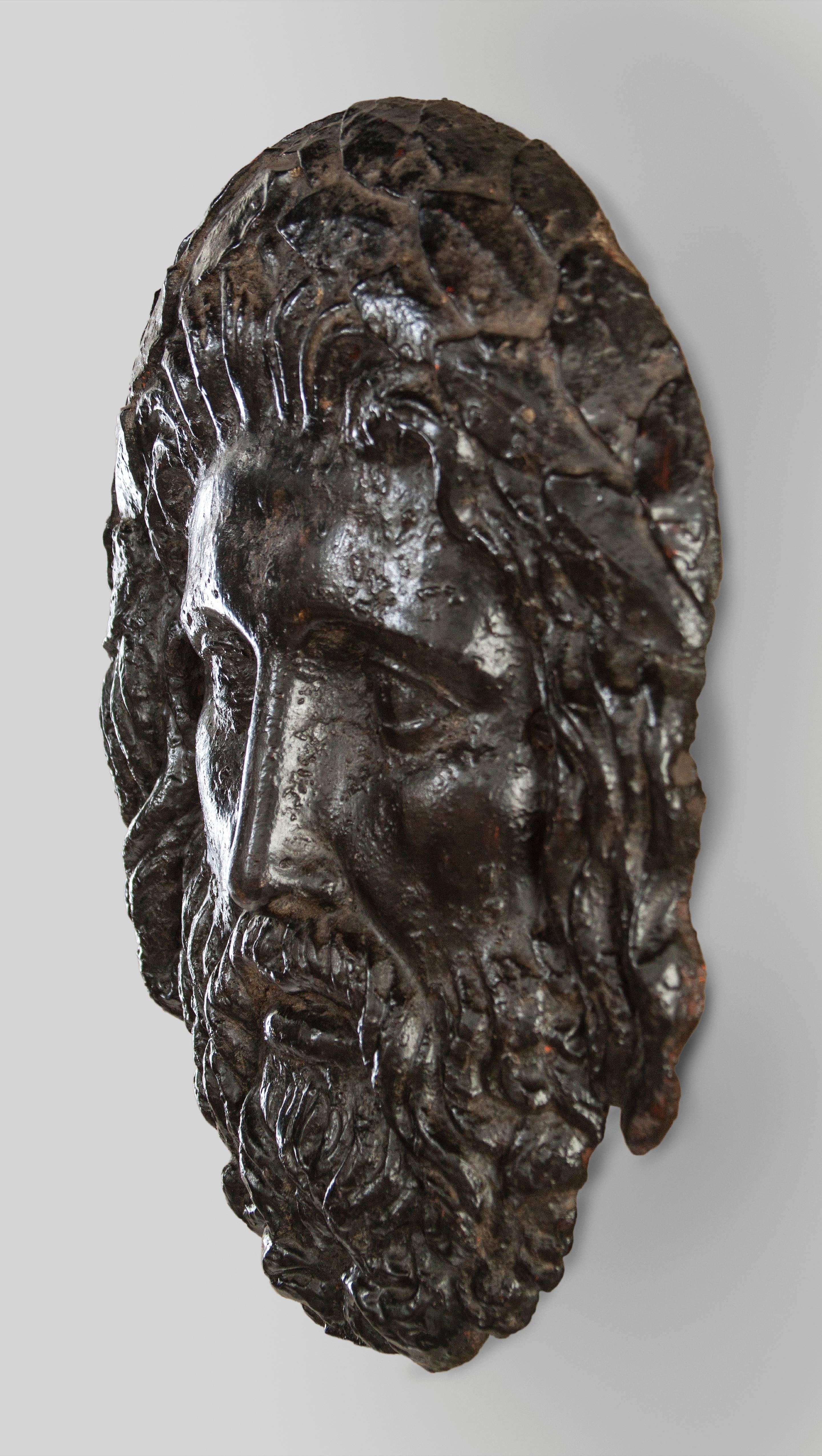 A very good, expressive cast of the king of the gods. The bearded face with hair adorned with a laurel wreath.

In very good antique condition, the patina rich and varied, ready to add to your collection.