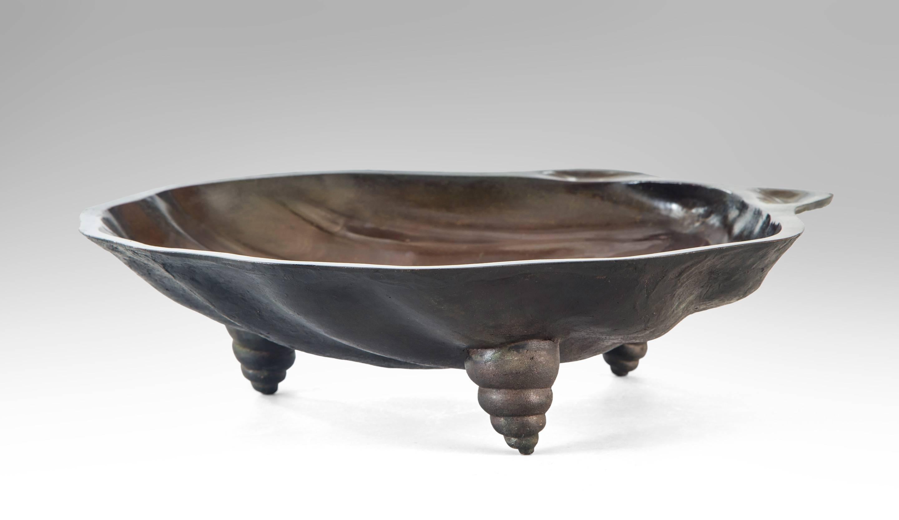 A Large Japanese Green and Brown Patinated Bronze Shell Dish (Bowl) In Good Condition For Sale In New York, NY