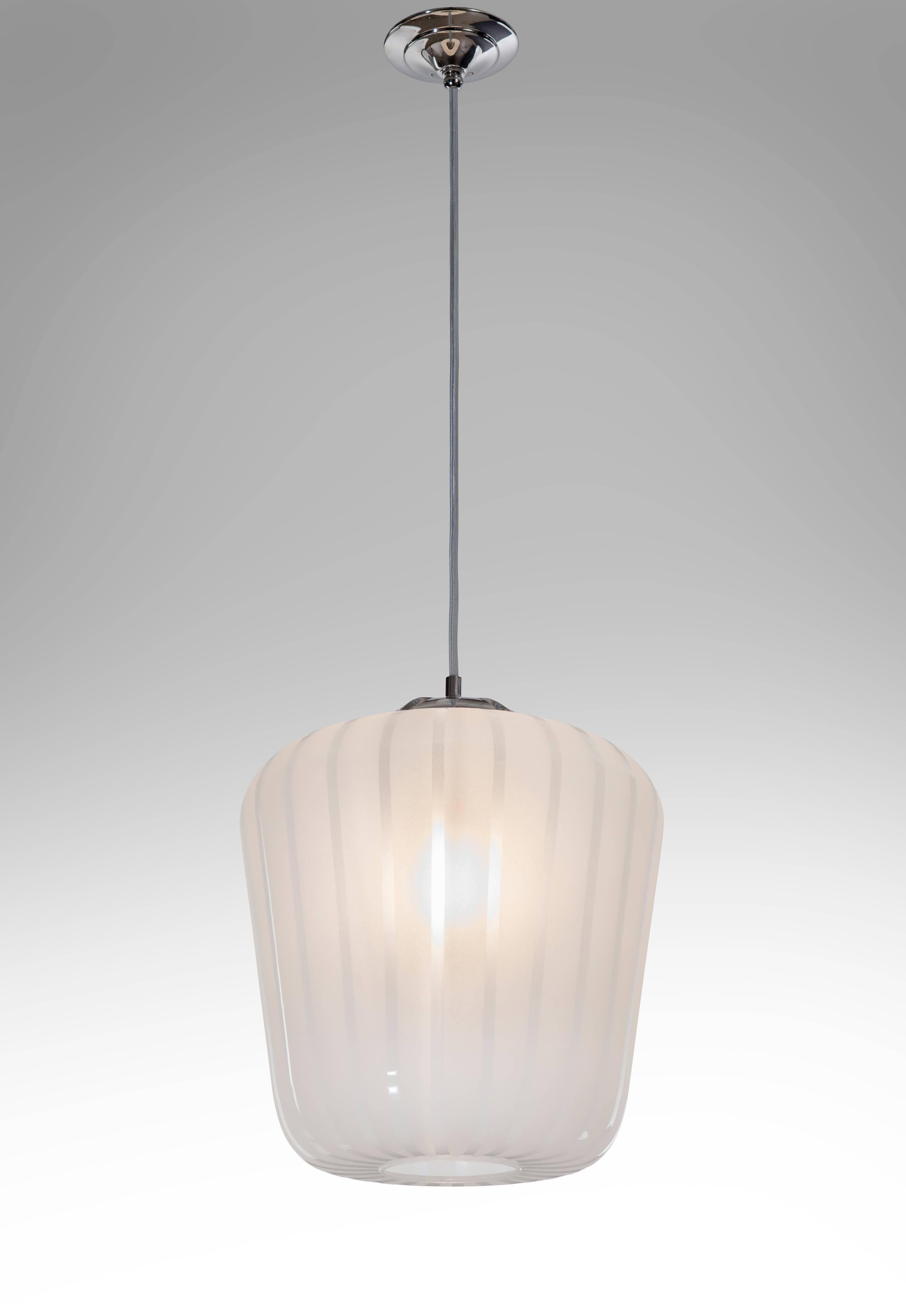 The striped frosted glass diffuser crowned by a metal disk and suspended by a cord, terminating in a circular opening. 
The height can easily be adjusted.
Overall height: 51"
Height of the body: 13"

Very good condition. Beautiful