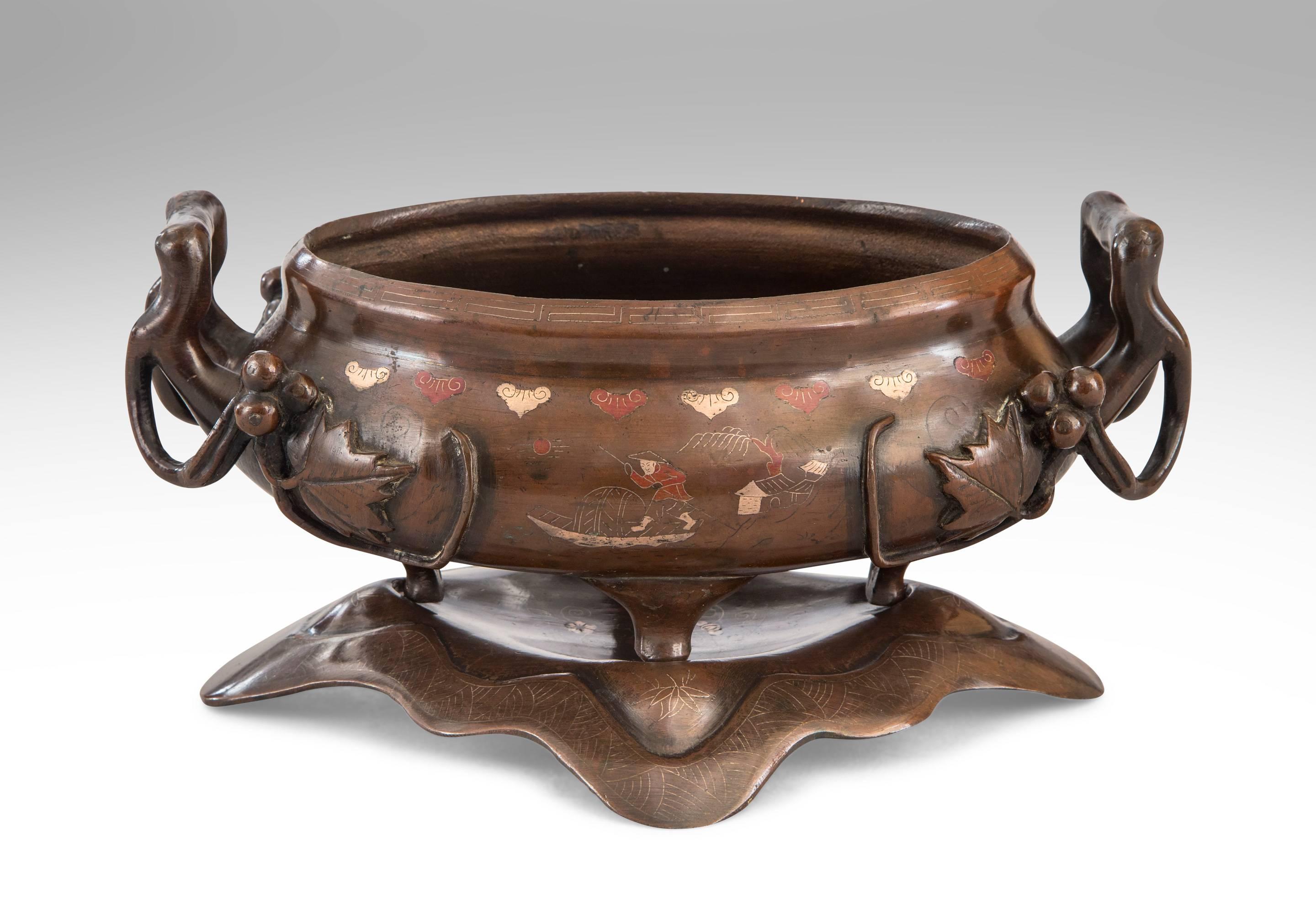 A Japanese Inlaid Bronze Oval Bowl on a Stand In Good Condition In New York, NY