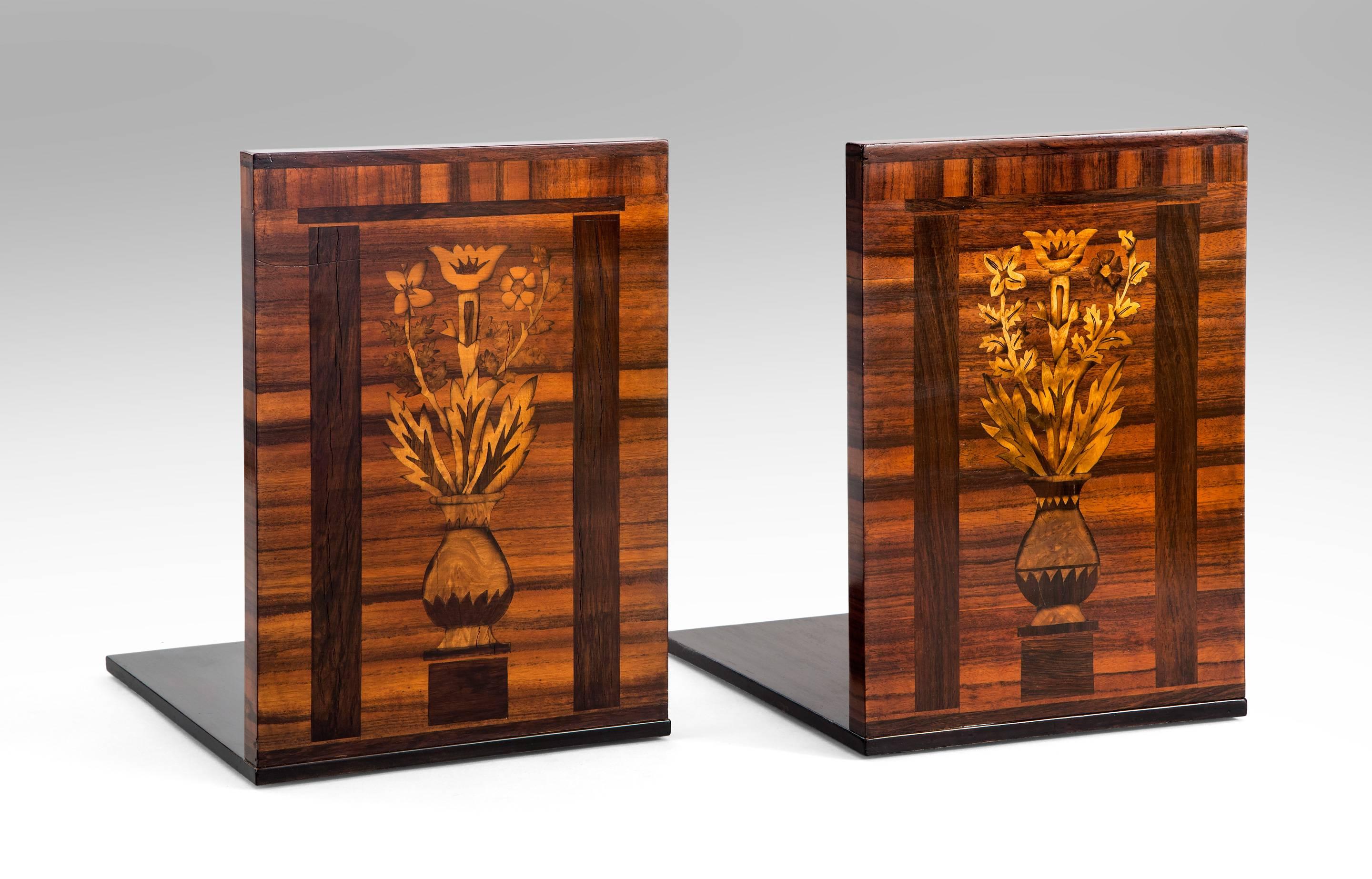 The rectangular reserve depicting a marquetry bouquet in an urn, against a rosewood and macassar architectural background.  

Very good condition, expertly restored and ready to add to your collection.