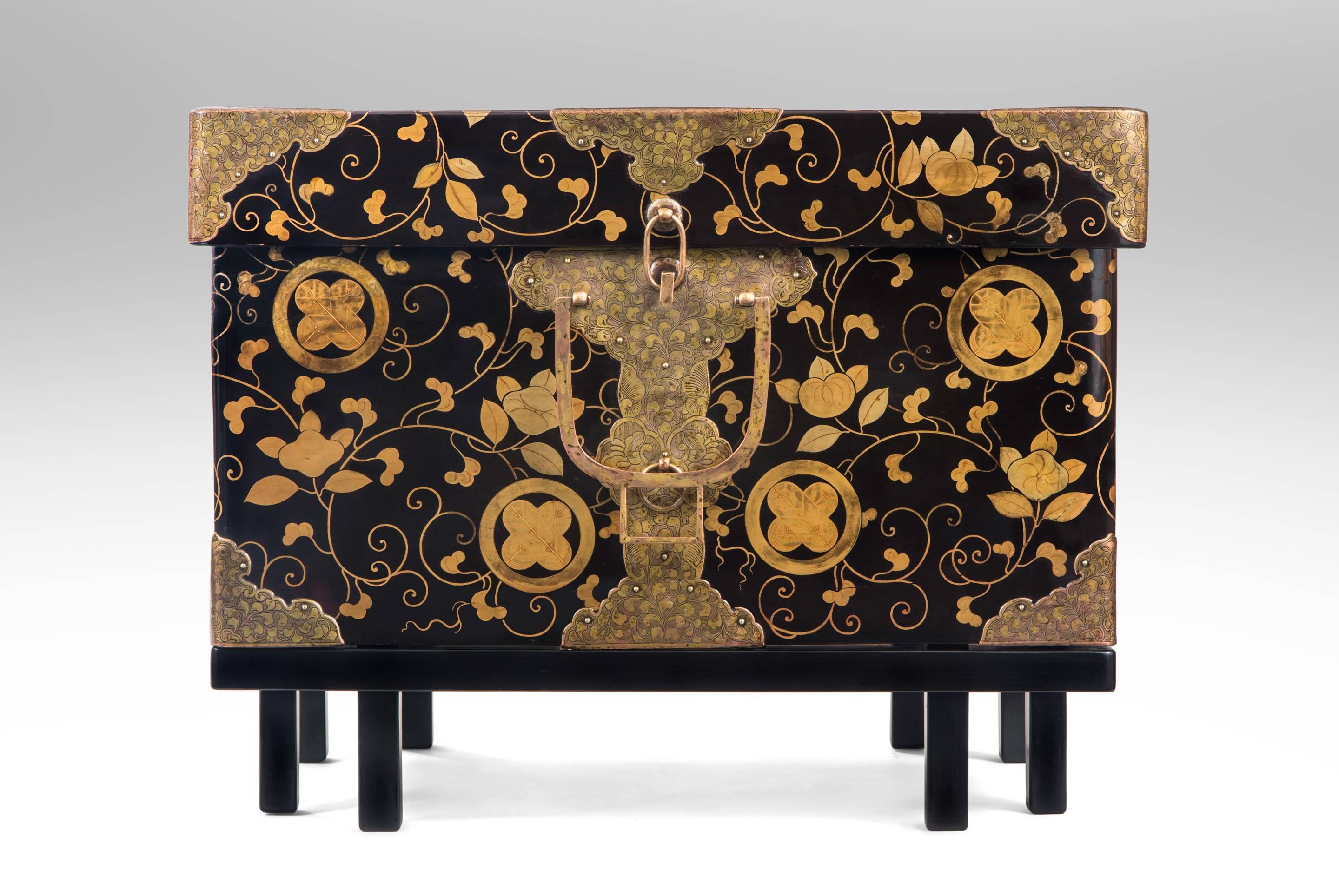 19th Century Japanese Gilt Metal Mounted and Lacquer Hasami-Bako (Robe Chest / Box) For Sale