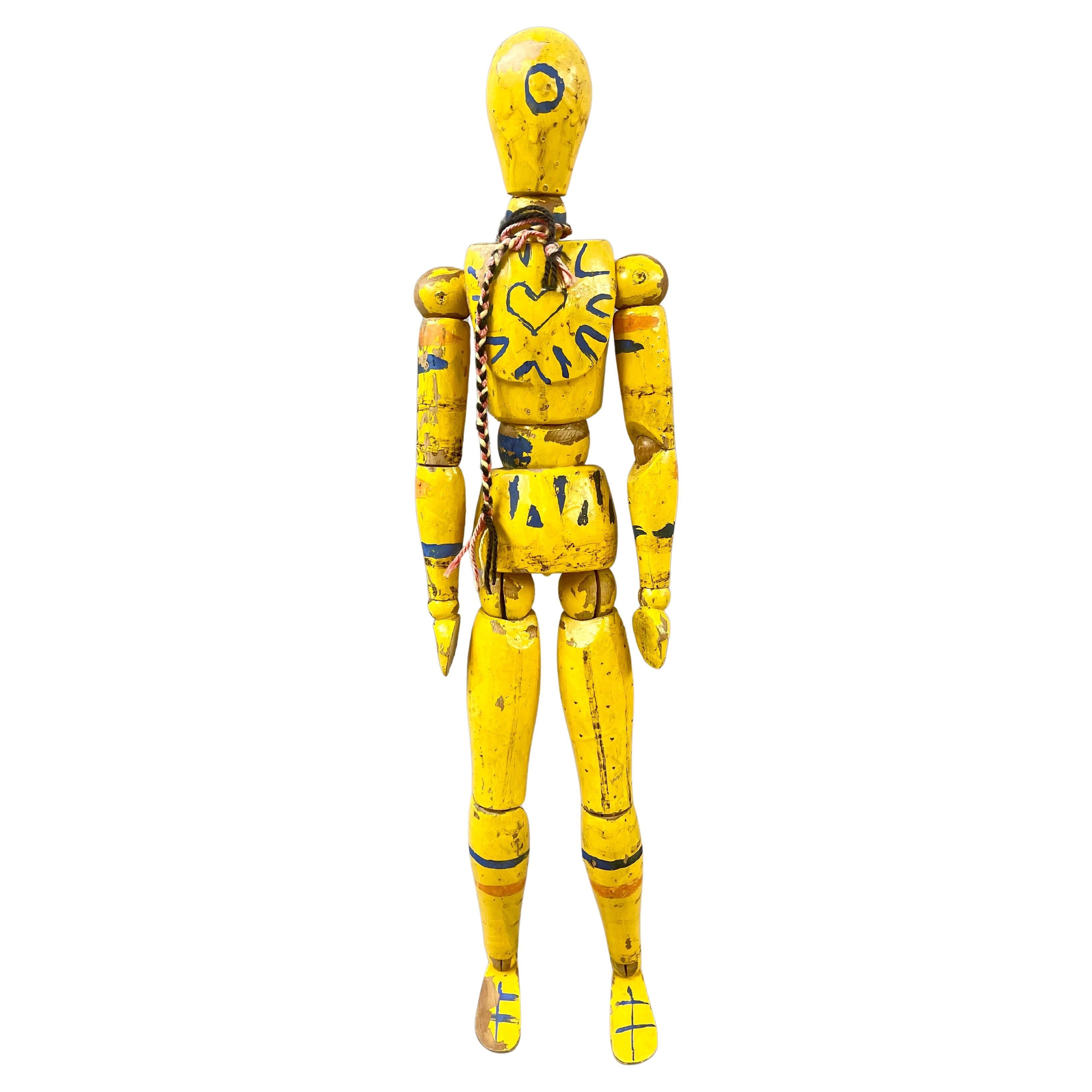 Magnifique mannequin d'artiste en bois, peint dans un jaune chaud et lumineux, avec des détails bleus et orange.
Trouvé en Allemagne, flexible dans toutes les articulations mais un peu raide à cause de l'âge ne faisant pas beaucoup de sport, et