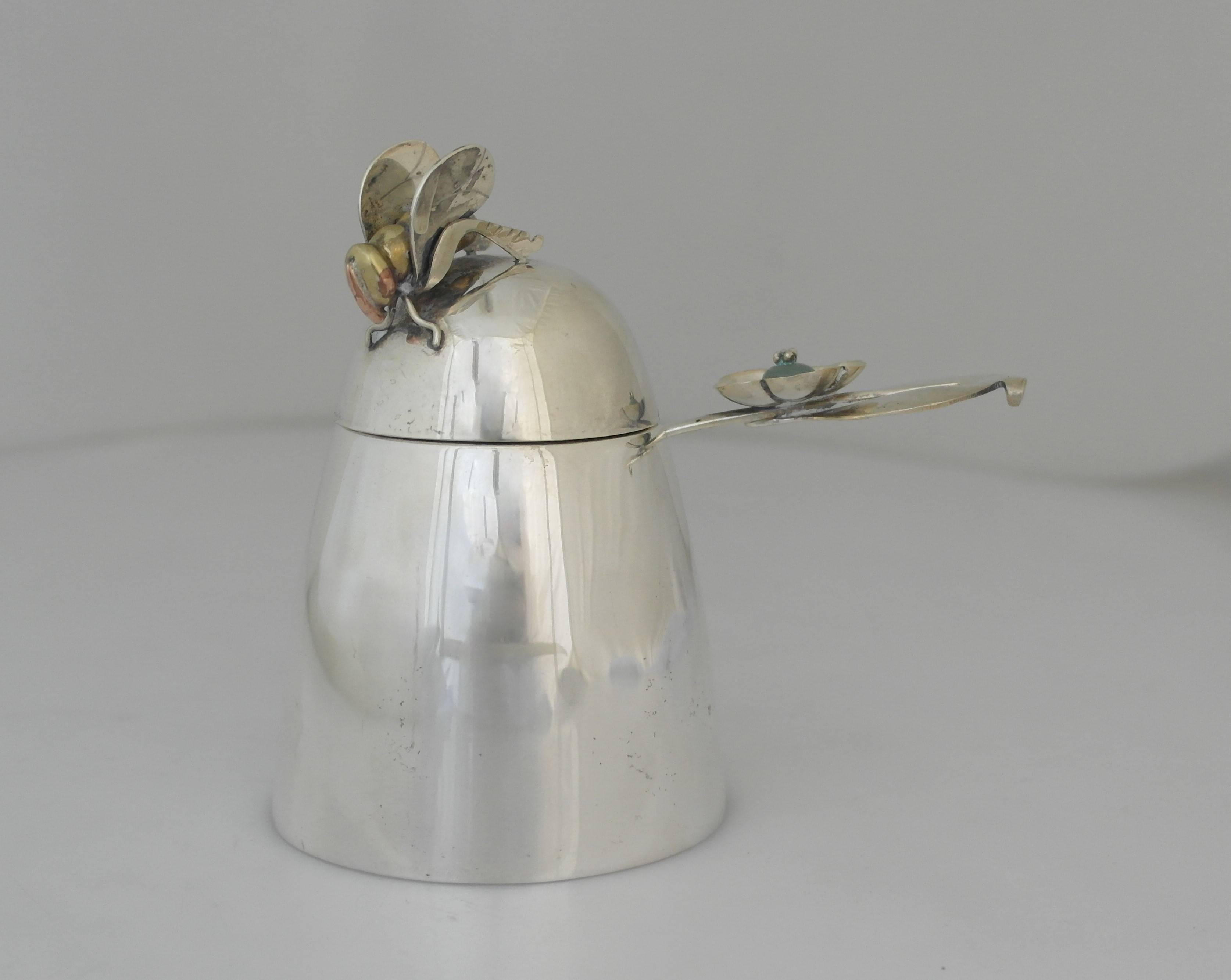 Being offered is a circa 1990 silverplate honey pot made by Los Castillo of Taxco, Mexico. Honey pot In the form of a beehive with an applied bee on the removable lid; serving spoon included. Dimensions: 5 1/2 inches height x 3 1/2 inches diameter.