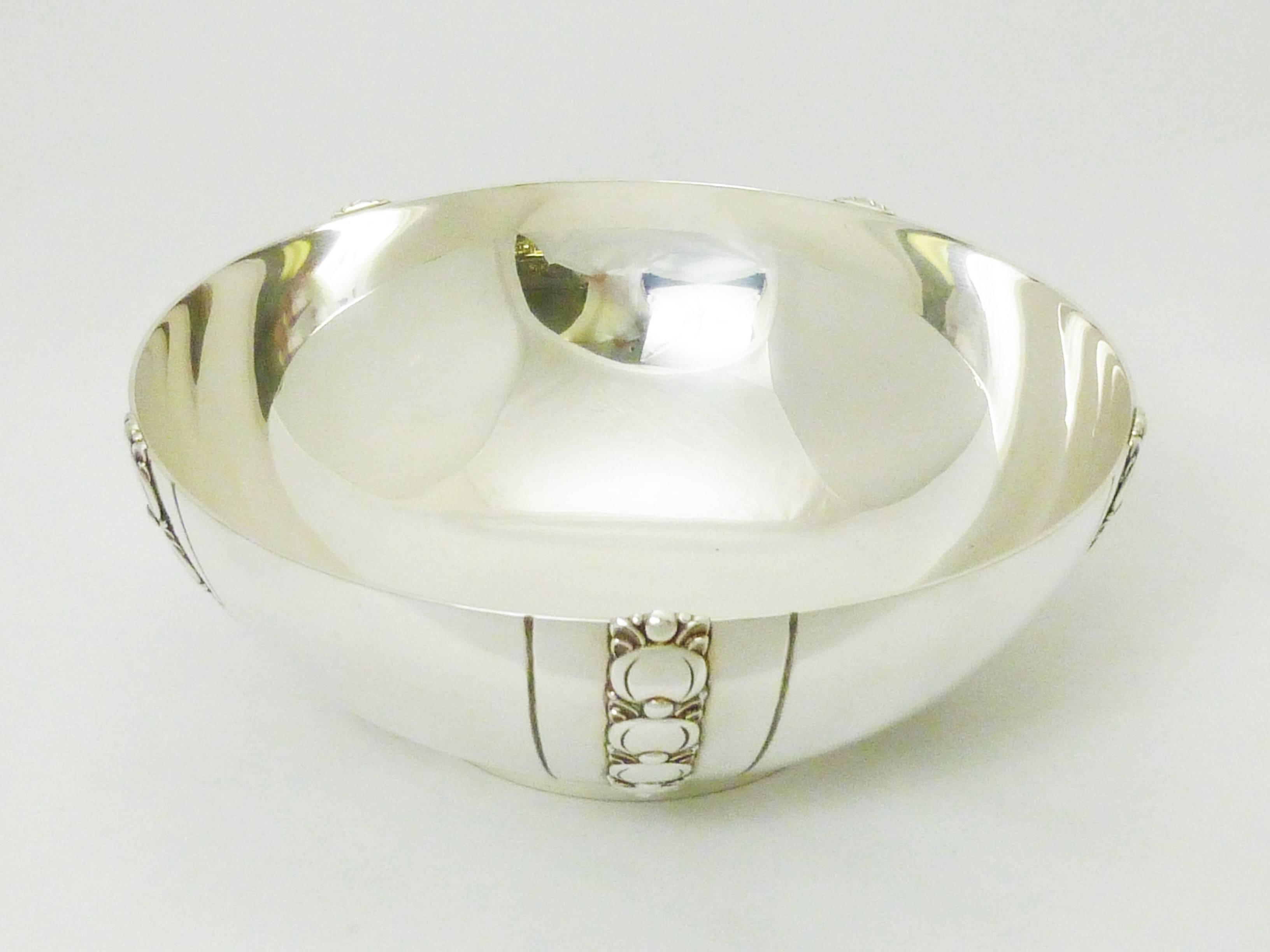 Tiffany & Co. Sterling Silver Bowl, Underplate and Salad Serving Set For Sale 1