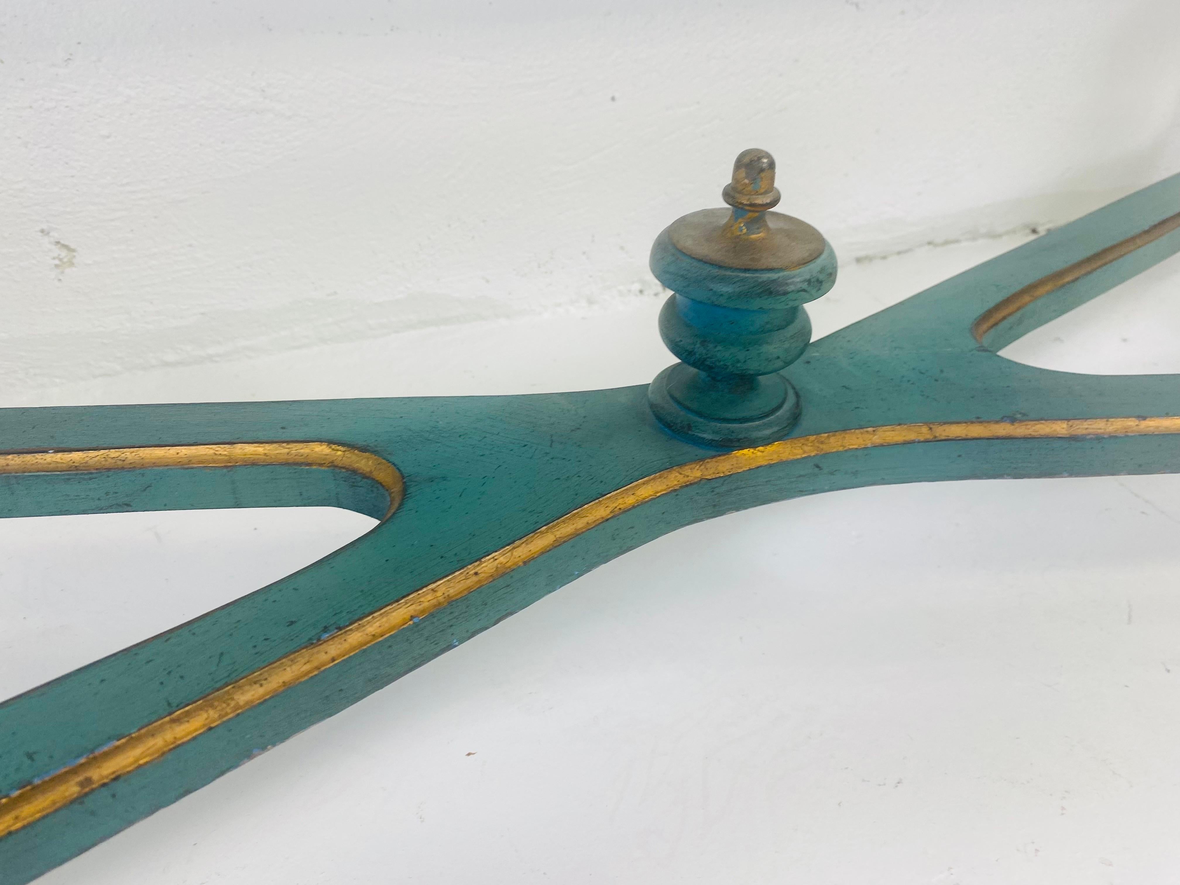 Mesa de centro pintada a mano de estilo Imperio francés de mediados del siglo XX en Bueno estado para la venta en Allentown, PA