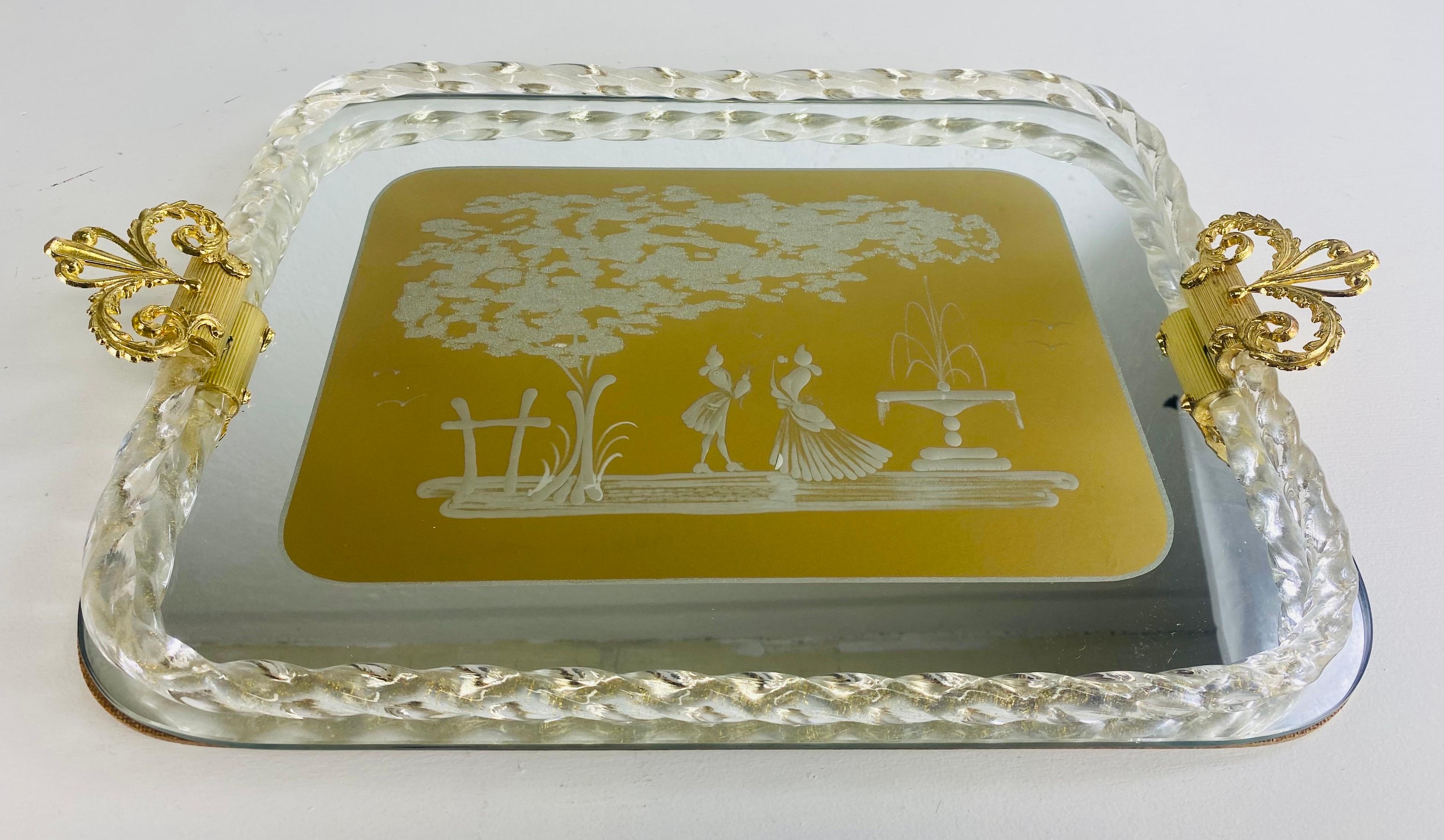 Il s'agit d'un plateau de commode en verre soufflé à la main de Murano, datant du milieu du siècle dernier. Le plateau est orné d'une bande d'or 22 carats dans le bord du verre qui crée la cuisine. Le plateau présente un panneau central en or avec