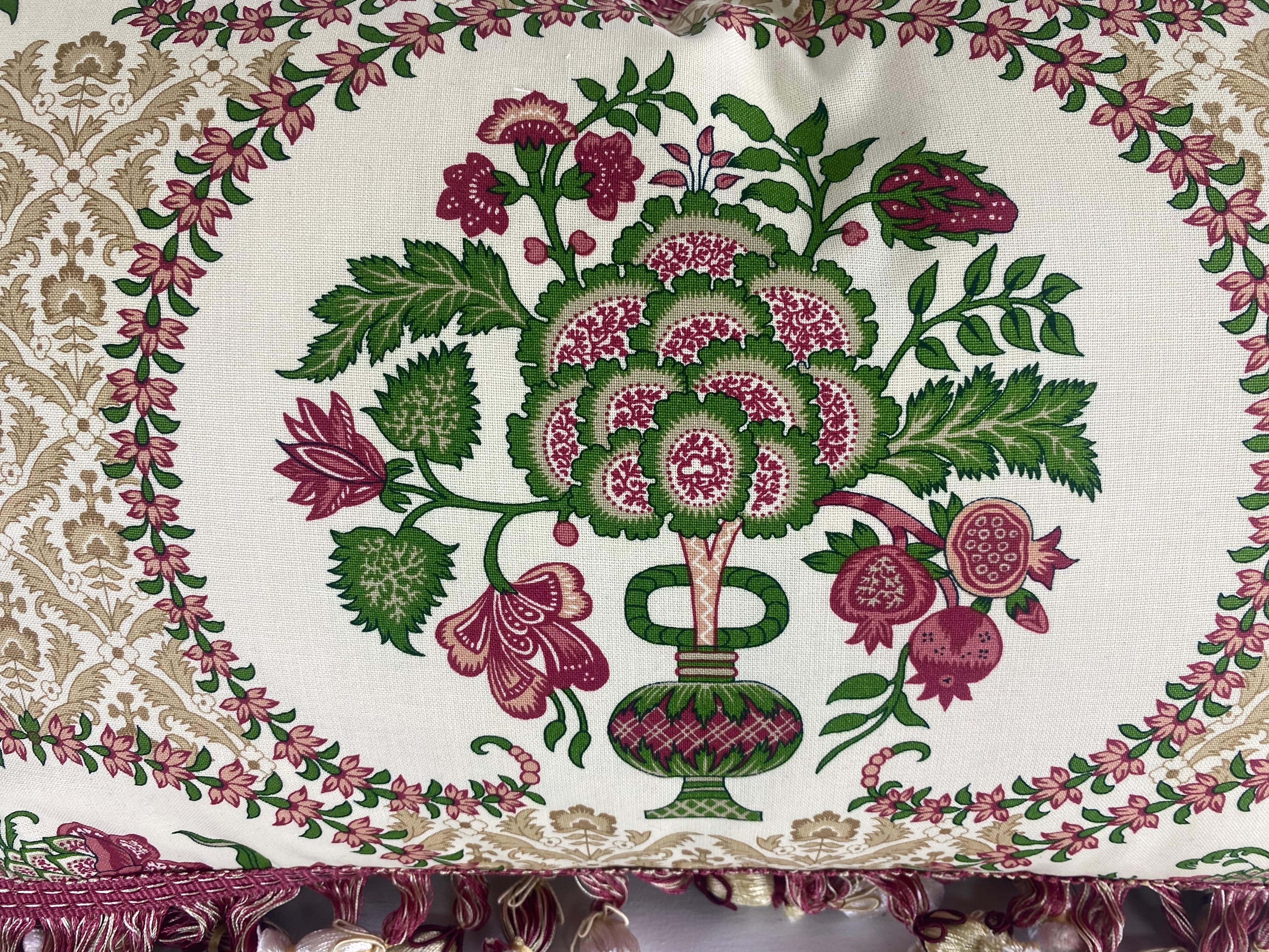Si tratta di una coppia di cuscini in cotone con stampa floreale di Brunschwig & Fils. Questo bellissimo tessuto floreale è caratterizzato da brillanti tonalità di mirtillo rosso, verde, bordeaux e taupe. I cuscini presentano una frangia di nappe
