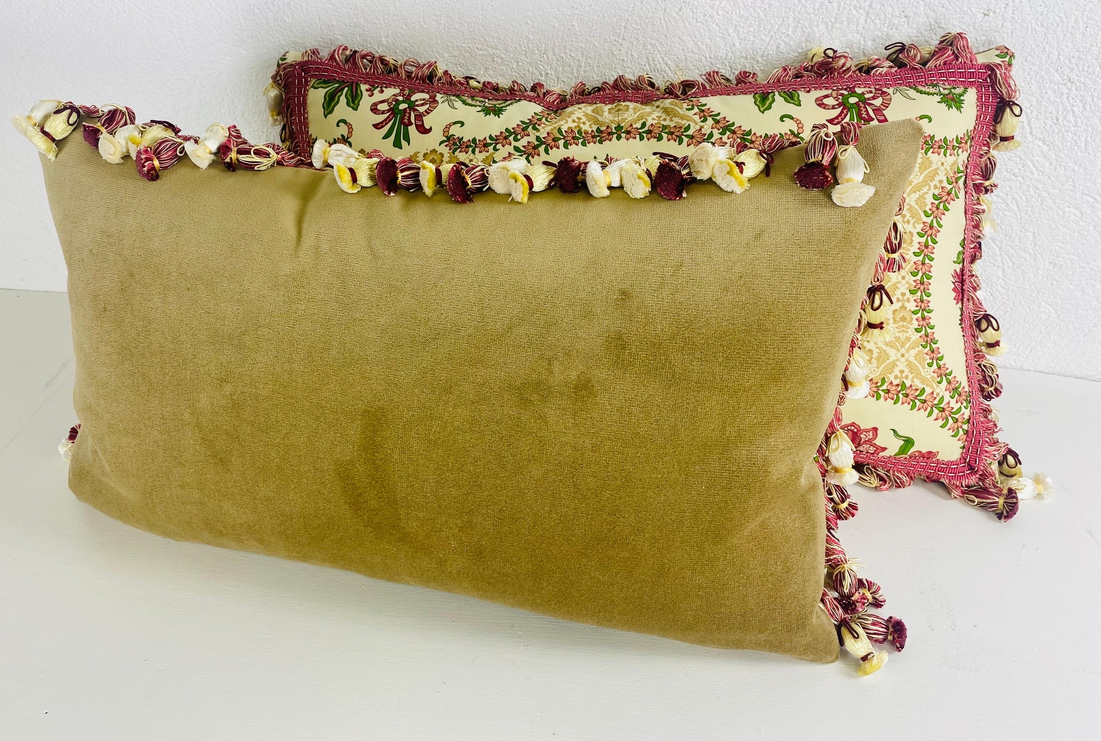 XXI secolo e contemporaneo Cuscini con nappe a stampa floreale Brunsschwig + fils d'epoca, una coppia in vendita