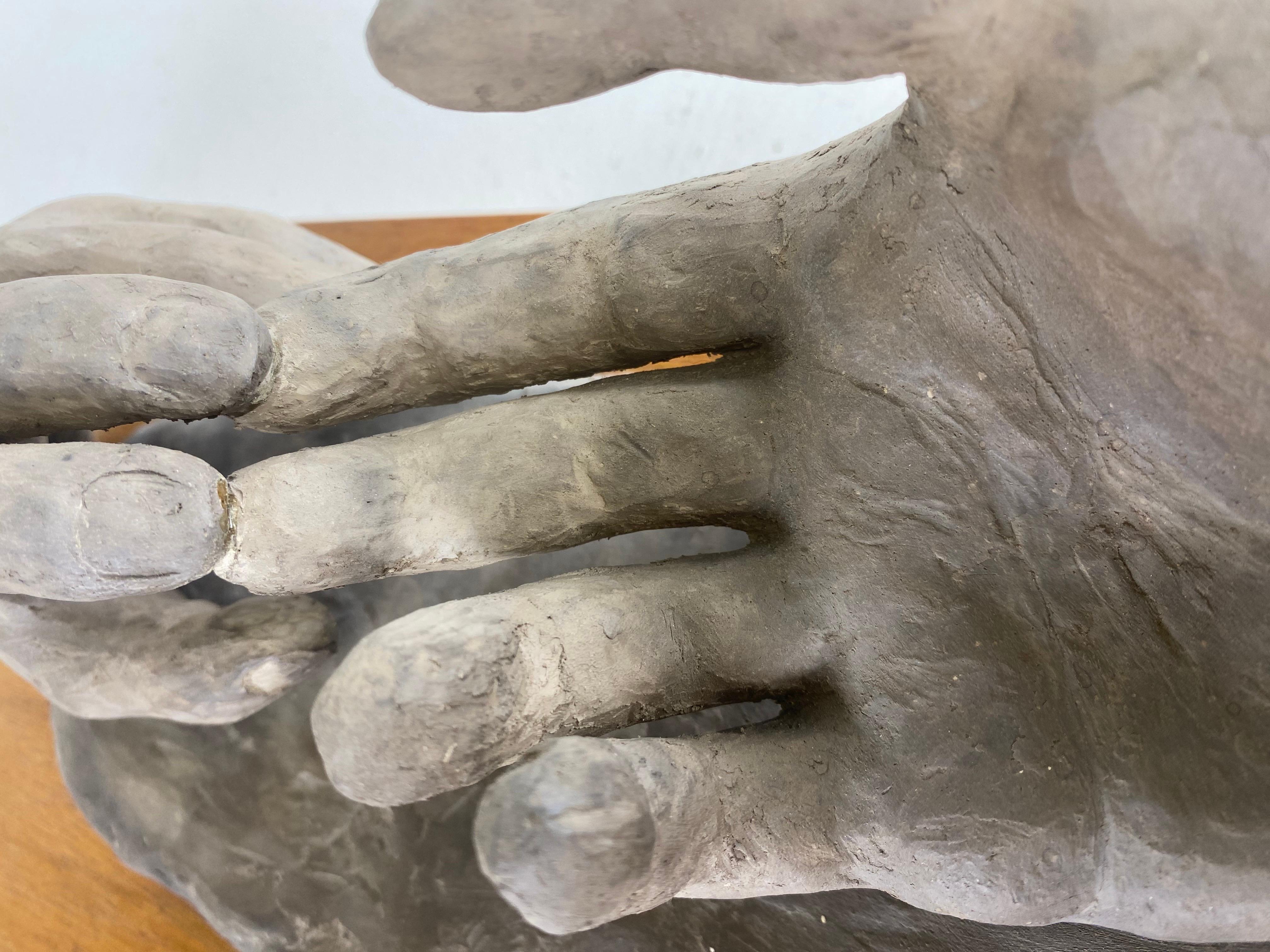 Dies ist eine Mitte des Jahrhunderts Vintage Gips Künstler Hand Modell Studie. Bei dieser Künstlerstudie handelt es sich um die Darstellung eines sich berührenden Paares von Händen. Die Studie steht auf einem Sockel aus Nussbaumholz und ist vom