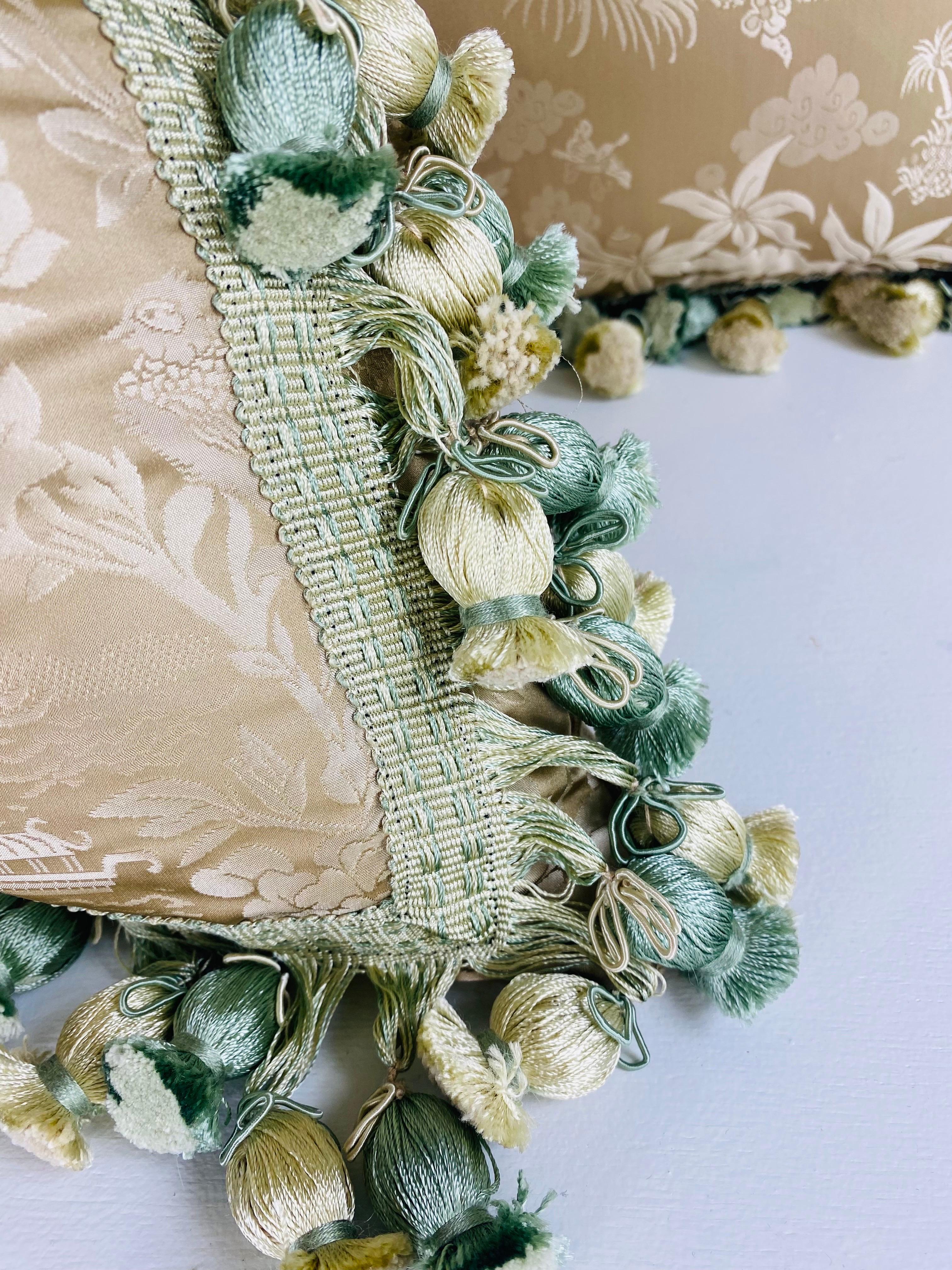 Se trata de un par de almohadas de damasco de seda chinoiserie Scalamandre. Estos cojines de suave seda color canela tienen una escena romántica de inspiración china con borlas verde salvia en el borde. El reverso es de terciopelo de algodón
