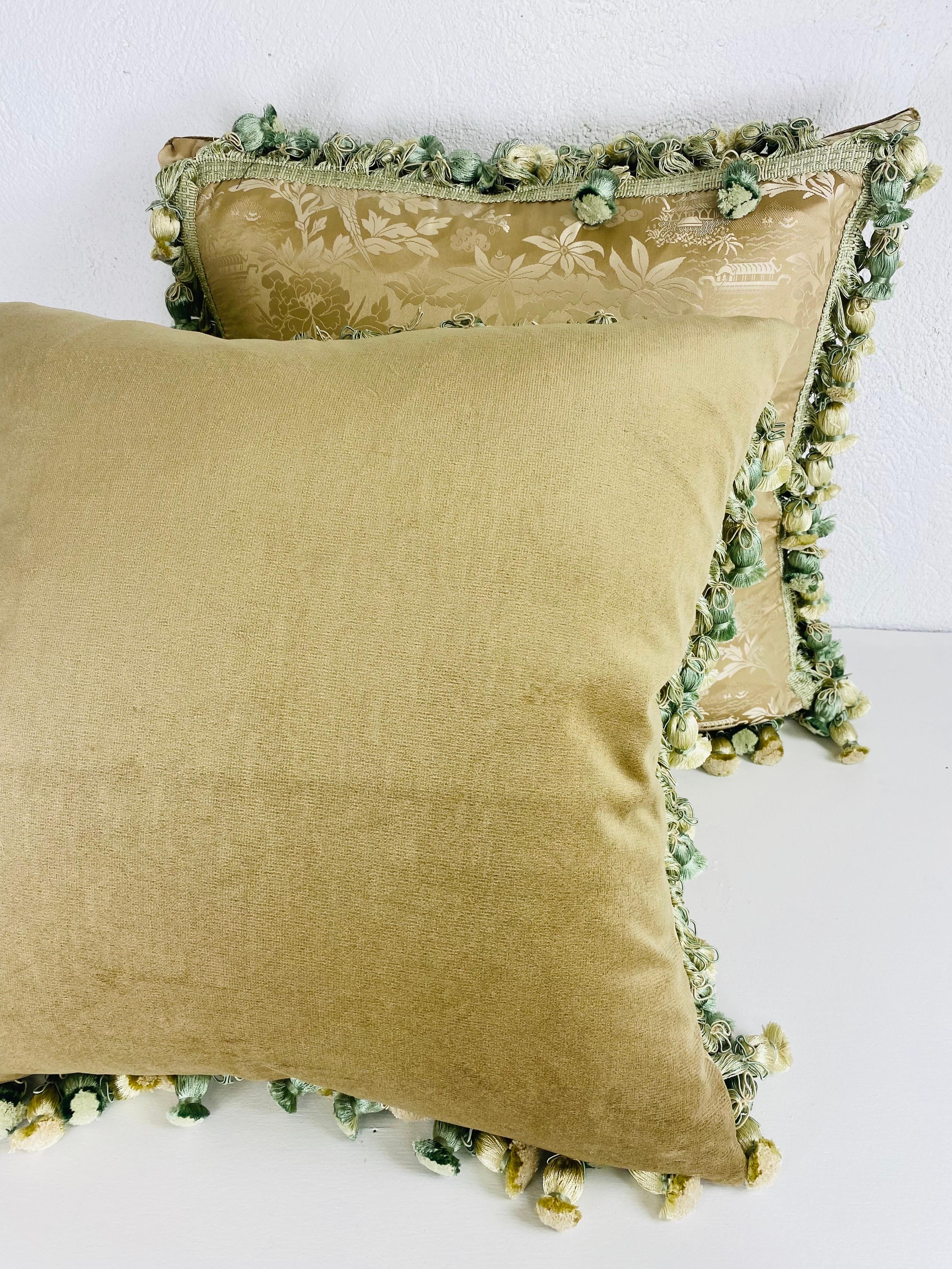Almohadas de seda con borlas de Scalamandré chinoiserie/un par Chinoiserie en venta