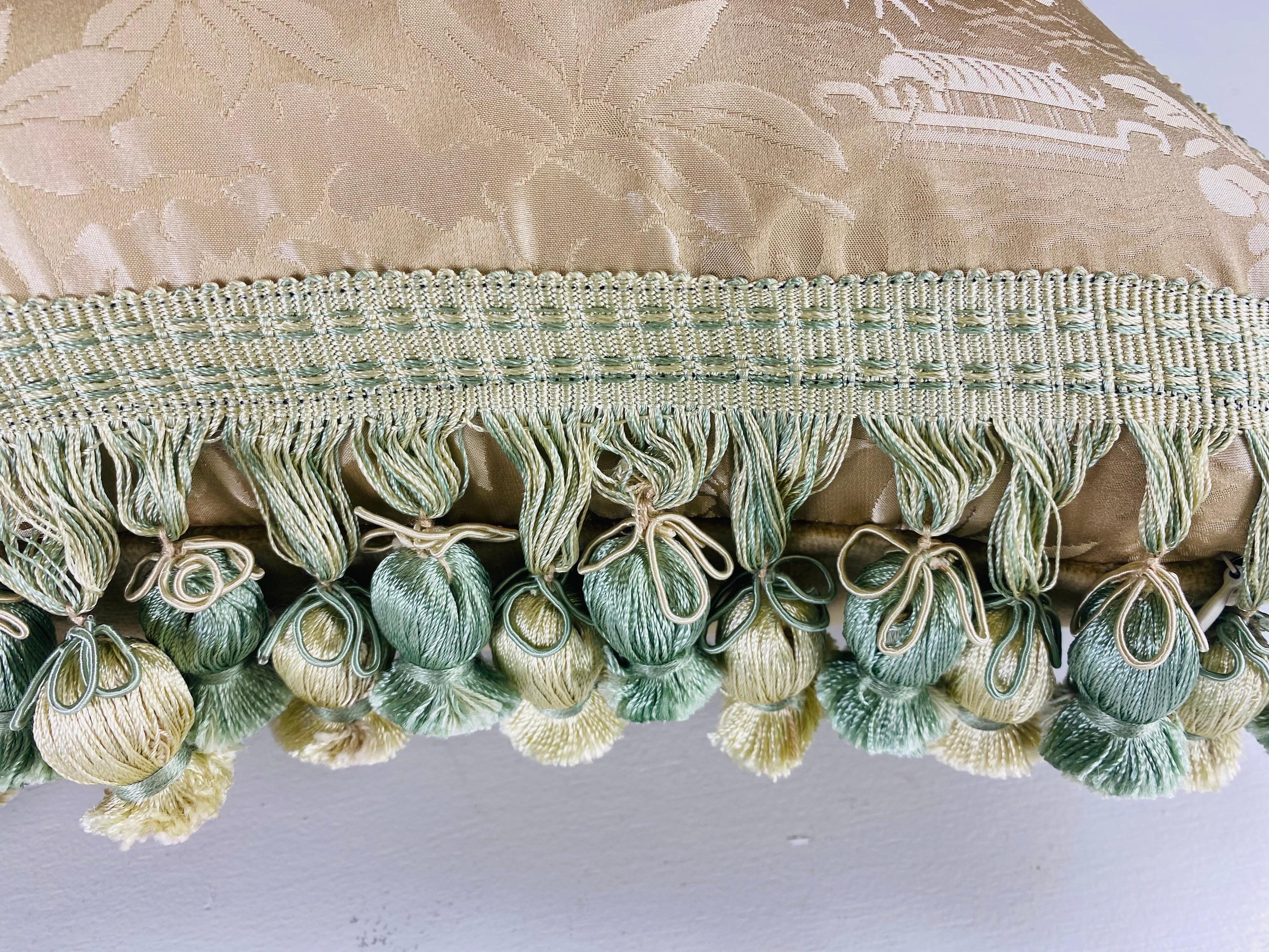 Almohadas de seda con borlas de Scalamandré chinoiserie/un par Estadounidense en venta