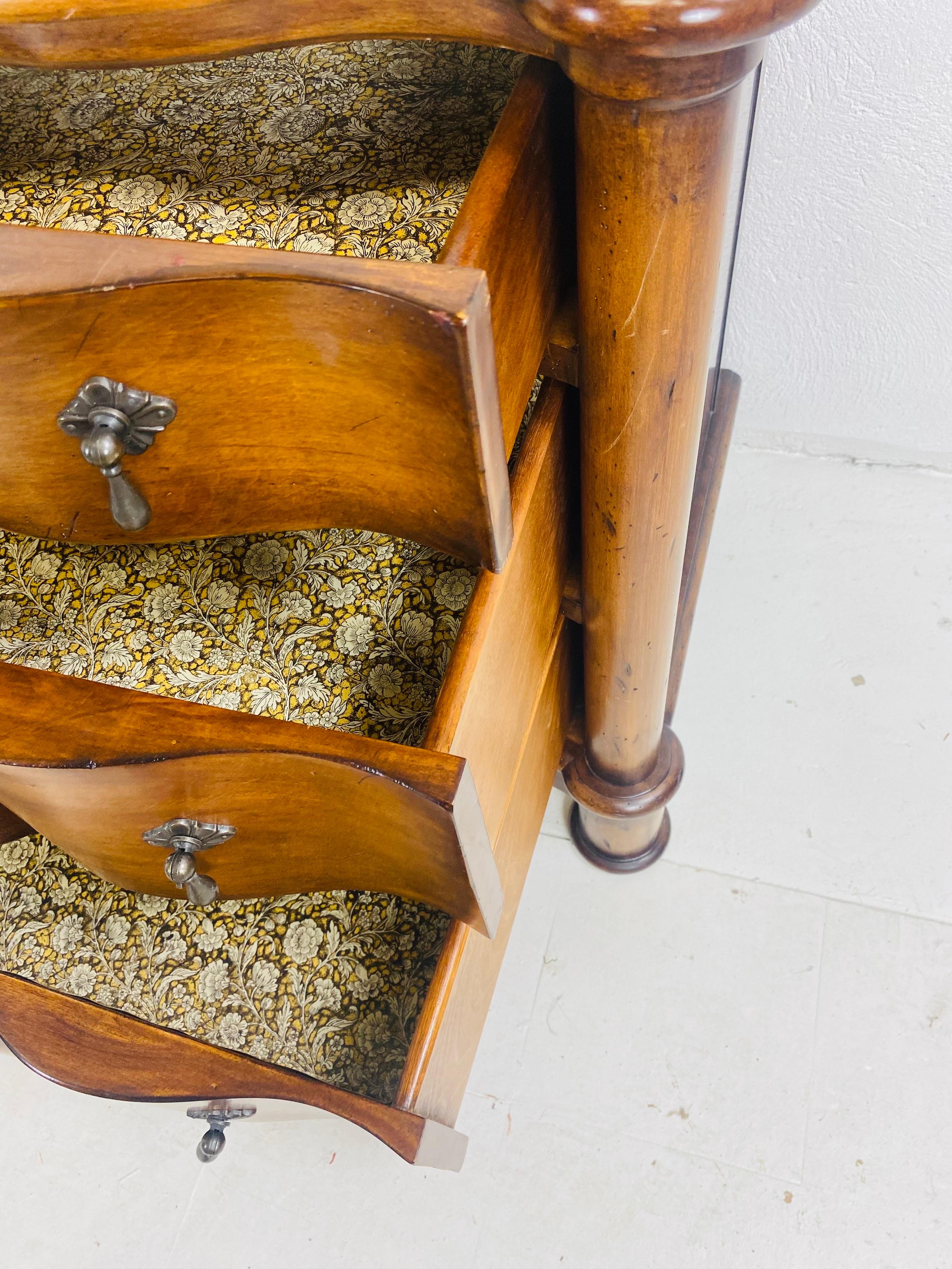 Handsome vintage Drexel Heritage brass in Walnut bakers rack For Sale 19