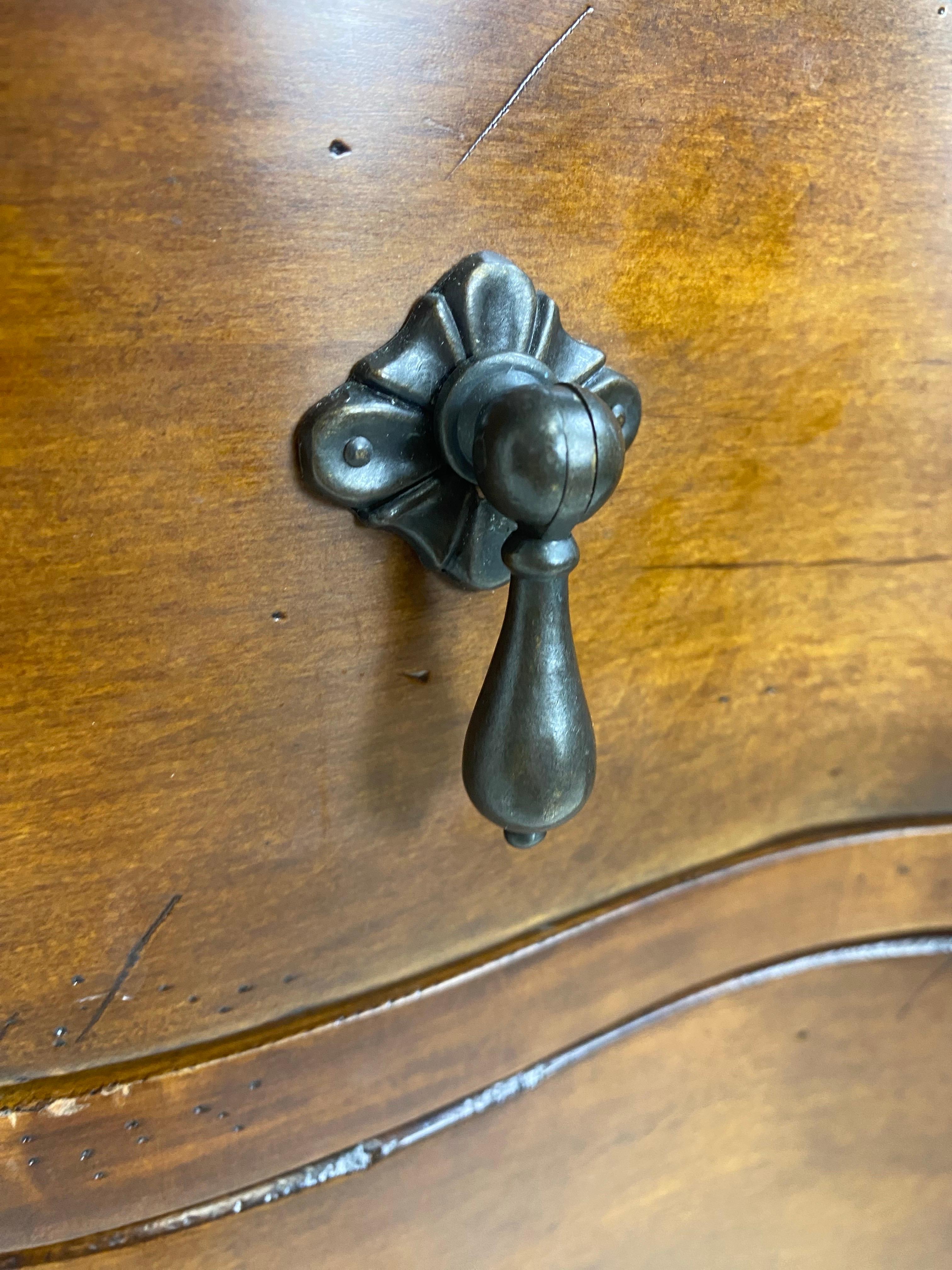 Handsome vintage Drexel Heritage brass in Walnut bakers rack For Sale 28