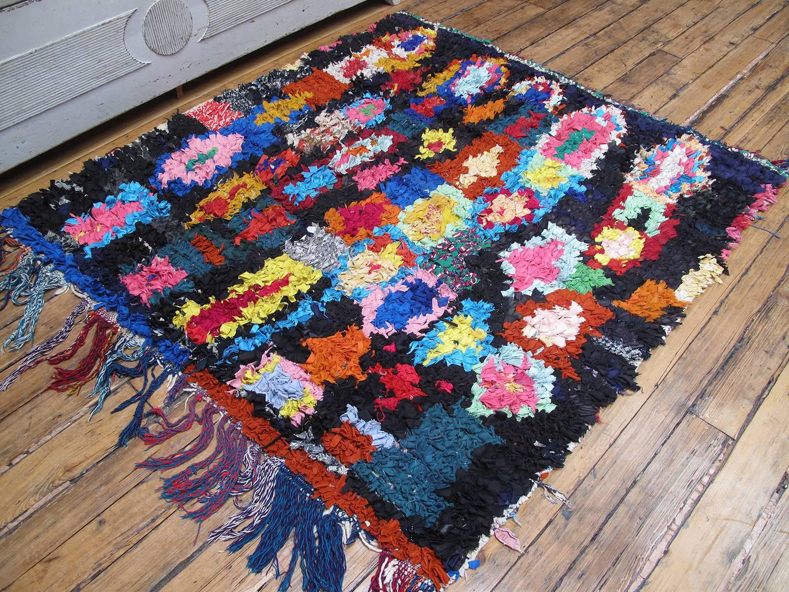 Marokkanischer „Boucherouit“-Teppich (Stammeskunst) im Angebot
