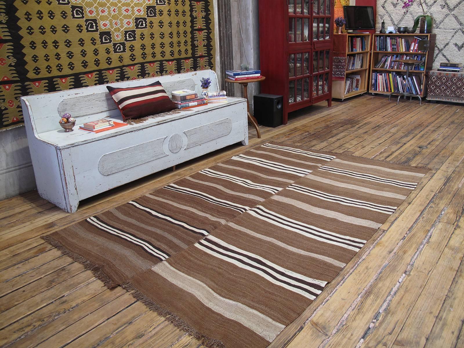 Kleiner Urfa-Kilim-Teppich. Ein wunderschöner alter flachgewebter Stammesteppich aus der Südosttürkei, gewebt aus naturbrauner und elfenbeinfarbener Wolle in vielen angenehmen Farbtonvariationen, mit einem einfachen und unbekümmerten Streifenmuster.