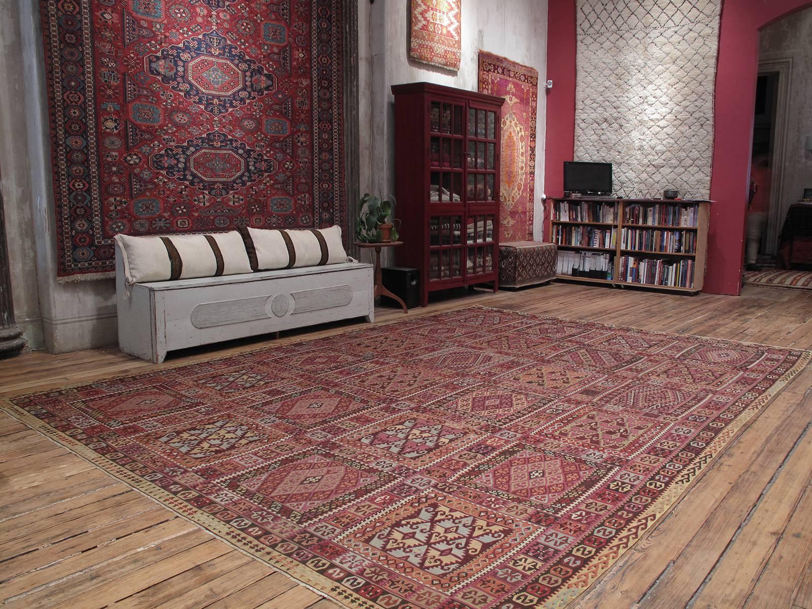 Tapis Kilim ancien d'Anatolie orientale. Un fantastique tapis Kilim ancien de grande taille provenant du nord-est de la Turquie. Ces grands kilims étaient commandés pour de riches clients locaux dans des villages où des tisserands tribaux talentueux
