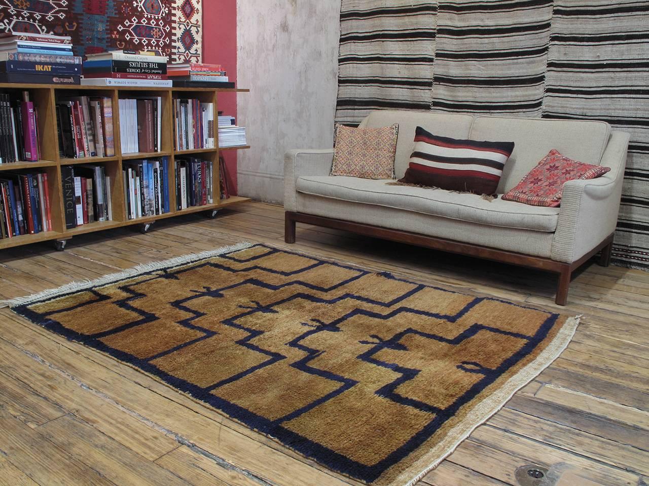 Tulu rug with arches. A beautiful old village rug from Central Turkey, woven in the shaggy 