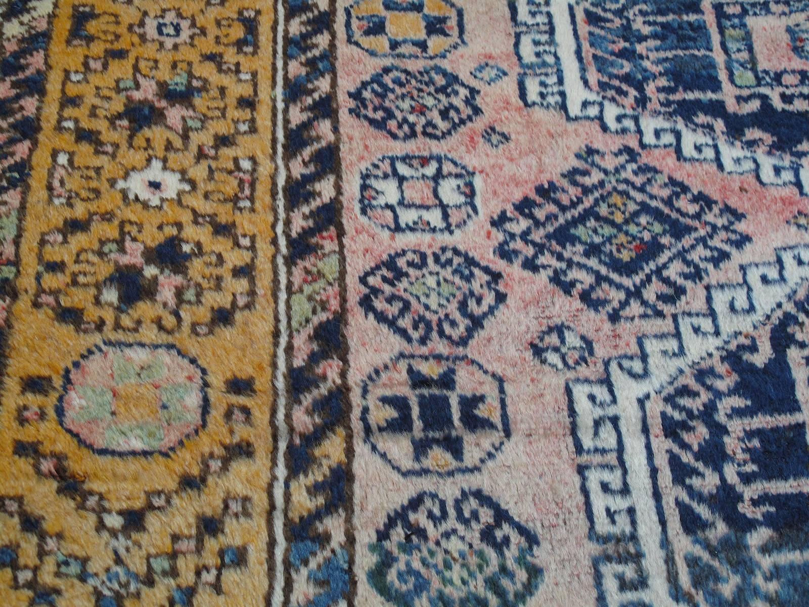 Kurdish Rug In Good Condition For Sale In New York, NY