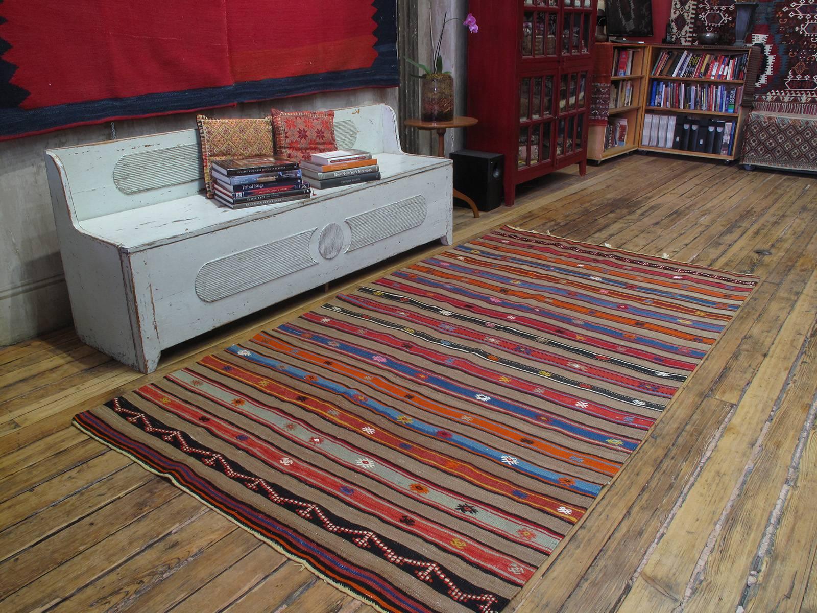 Fethiye Kamel-Kilim-Teppich. Ein schönes altes Stammes-Flachgewebe aus der Südwesttürkei. Der Teppich ist in abwechselnden Bändern gewebt und mit Motiven in 