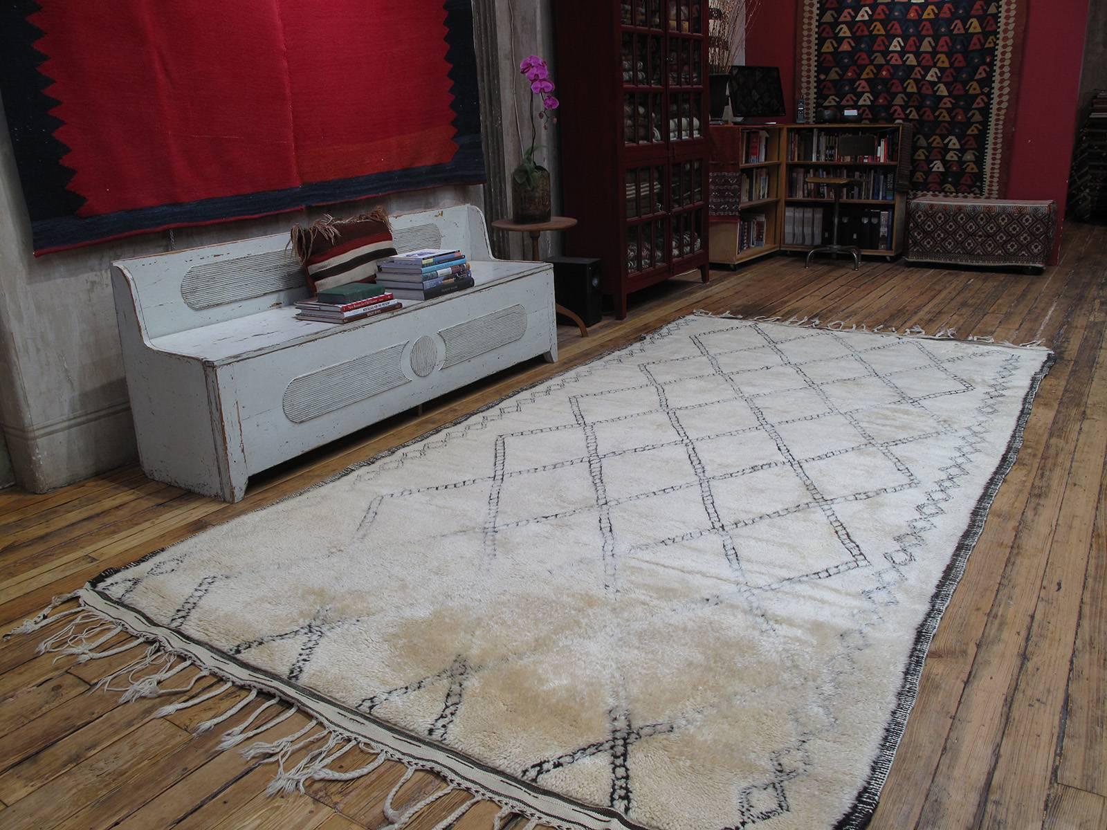 A beautiful old Moroccan Berber carpet by the Beni Ouarain tribes of the middle Atlas mountains. A relatively recent but authentic and high quality example with an elegant rendition of the classic diamond grid design and excellent quality wool.