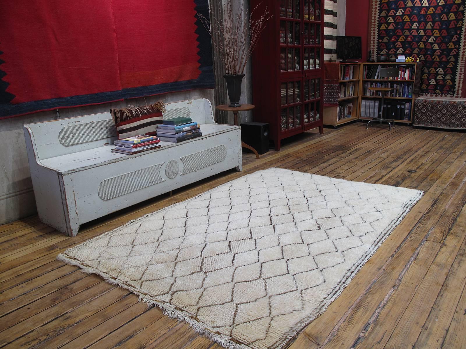 A beautiful Moroccan Berber rug by the Beni Ouarain tribes of the Middle Atlas Mountains, in rare small format with excellent quality wool and milky color. Gently worn in places, it is still quite sturdy and clean.