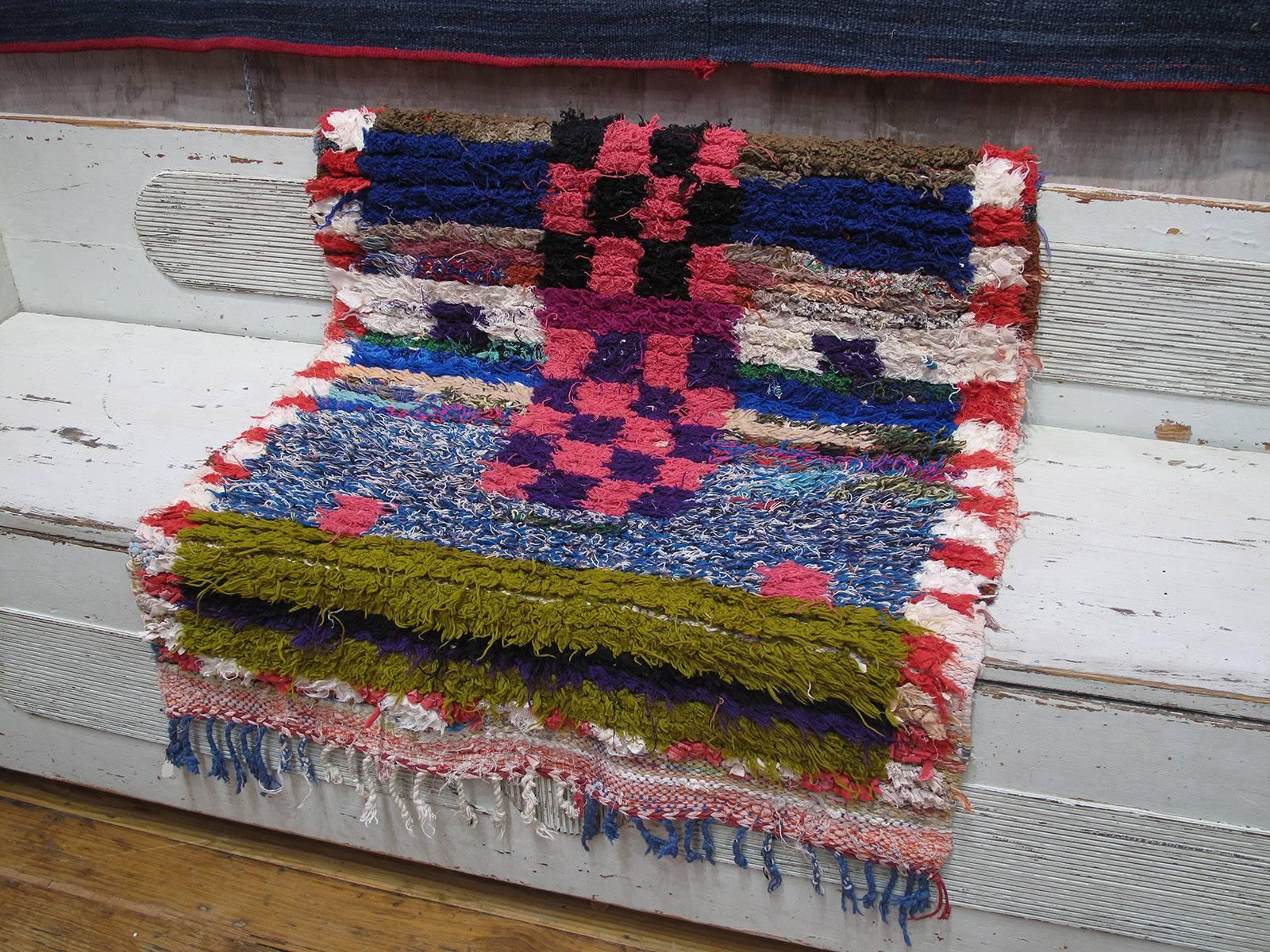 Marokkanischer „Boucherouit“ oder Azilal-Teppich (Stammeskunst) im Angebot