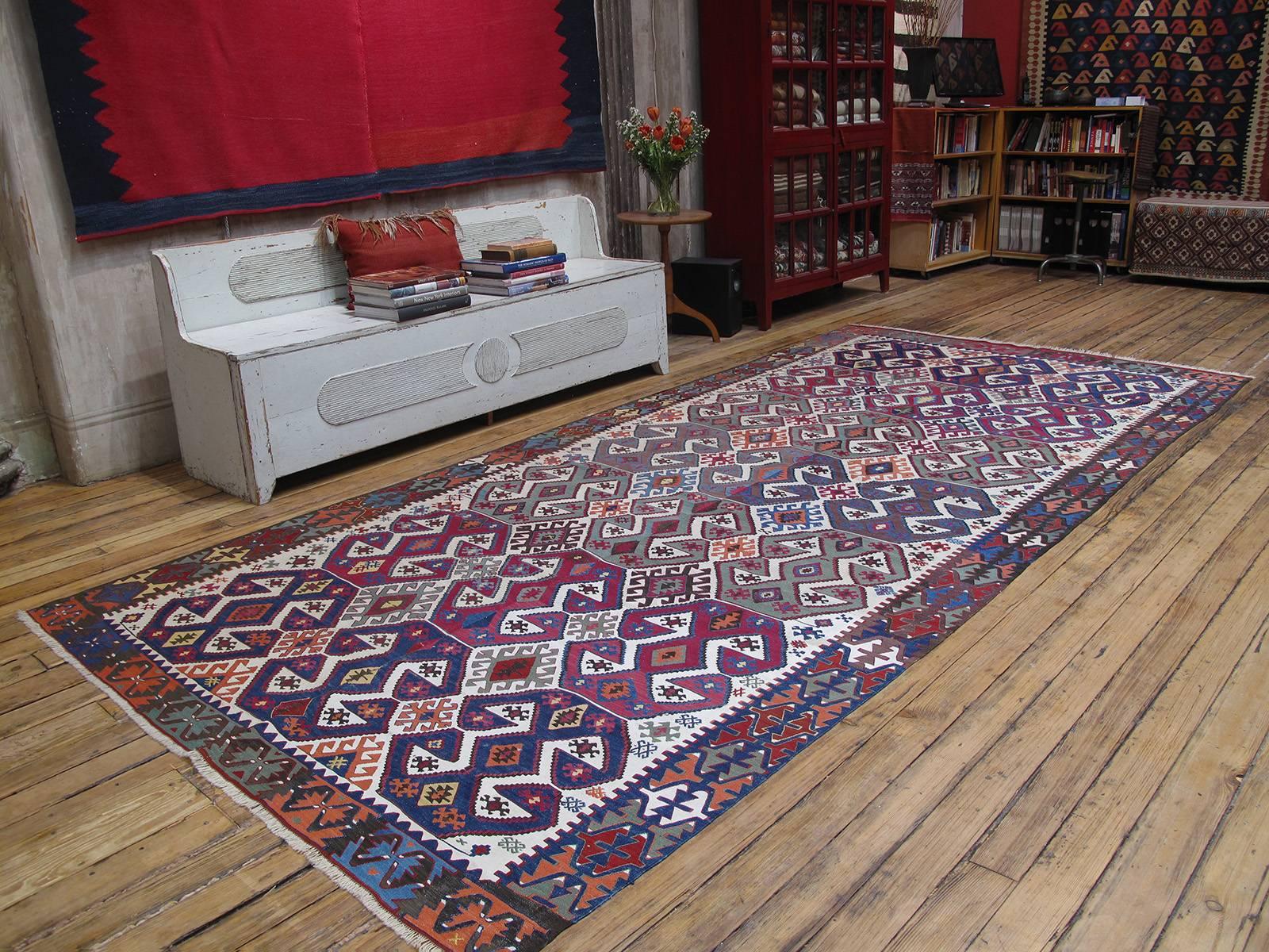 Antiker Aksaray-Kilim-Teppich. Ein beeindruckendes Beispiel für die anatolische Kilim-Tradition aus der Zentraltürkei. Starkes Design mit großartigem Einsatz von positivem/negativem Zusammenspiel. Der Teppich ist in zwei symmetrischen Hälften