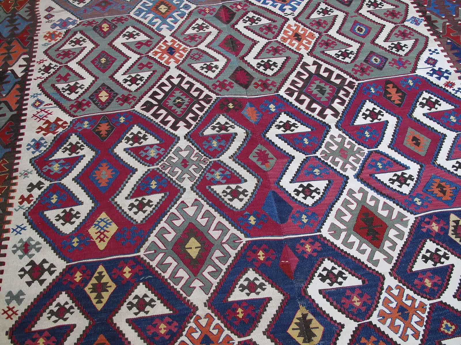 Antiker Aksaray-Kilim-Teppich (Türkisch) im Angebot