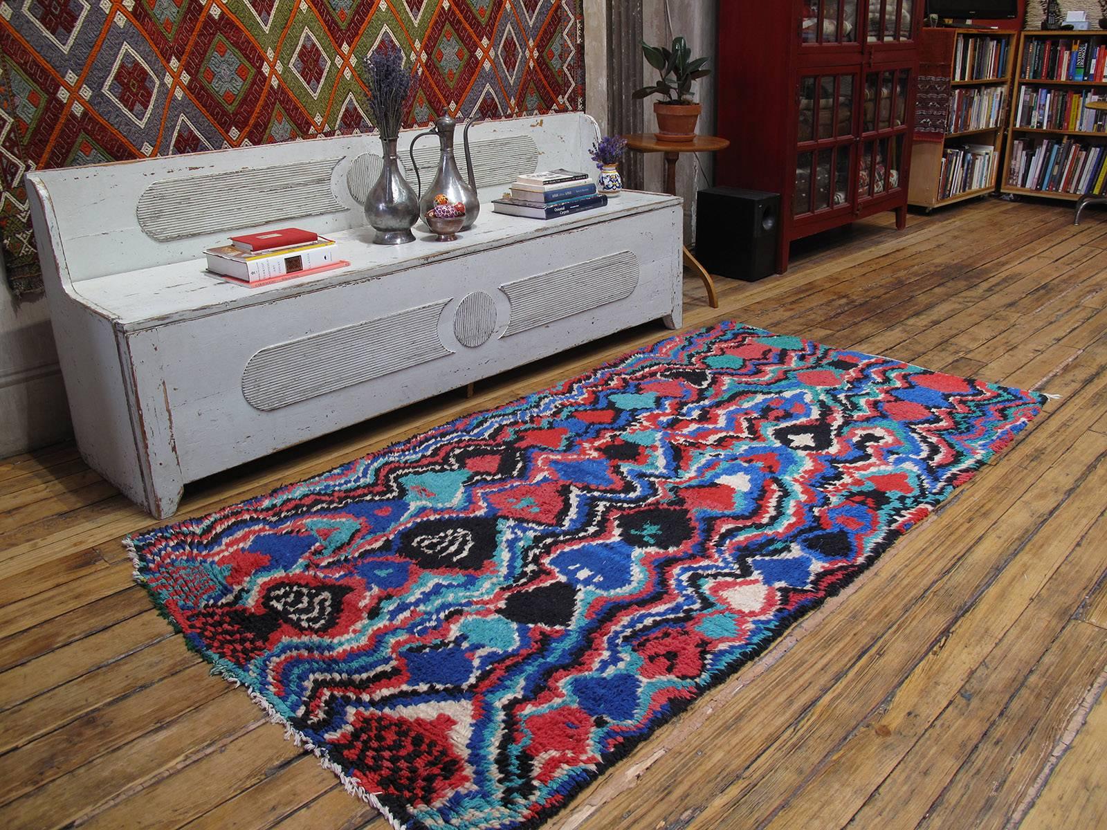 Psychedelischer marokkanischer Berberteppich Azilal. Das klassische Berber-Rautengitter ist durch die Hände einer sehr talentierten Weberin zu einer psychedelischen Vision verschmolzen. Einer unserer besten Funde in diesem Jahr. Die Teppiche aus dem