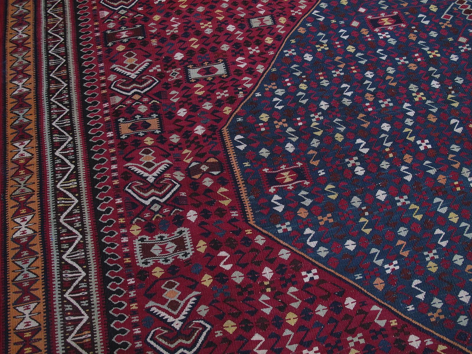 Antique Erzurum Kilim Rug In Excellent Condition For Sale In New York, NY