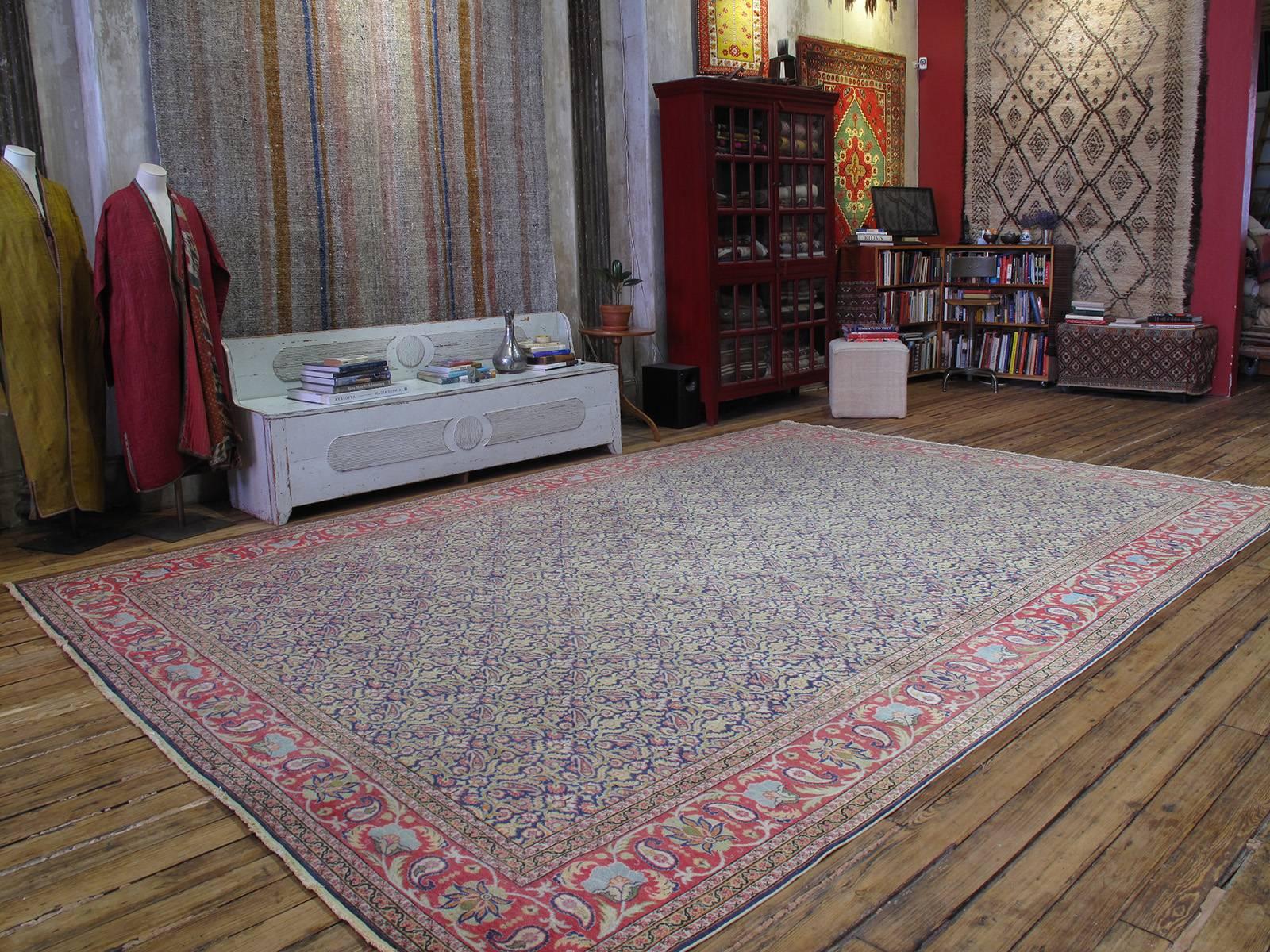 Fantastischer Kayseri Teppich oder Vorleger. Ein großartiger alter türkischer Teppich aus der Region Kayseri in der Zentraltürkei mit einem sehr ungewöhnlichen Muster und einer ungewöhnlichen Farbpalette. Obwohl sie von klassischen Themen inspiriert