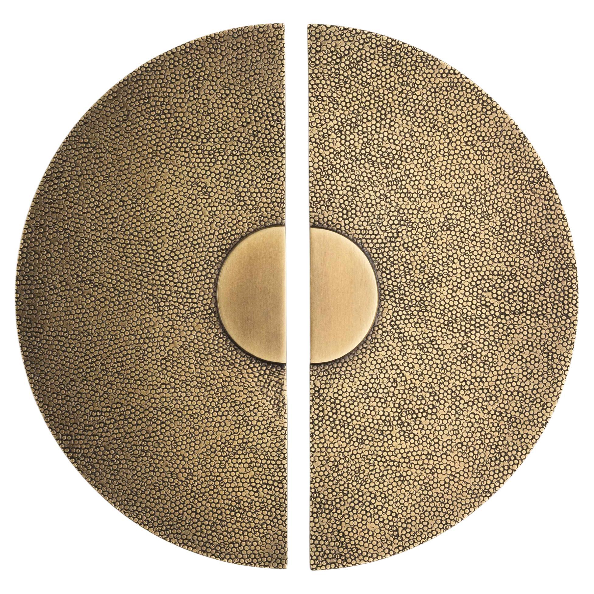 Tribute to shagreen : Poignée de porte en laiton massif martelé,  Ø 30 cm