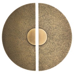 Tribut an Shagreen: Türgriff aus massivem gehämmertem Messing,  Ø 30 cm