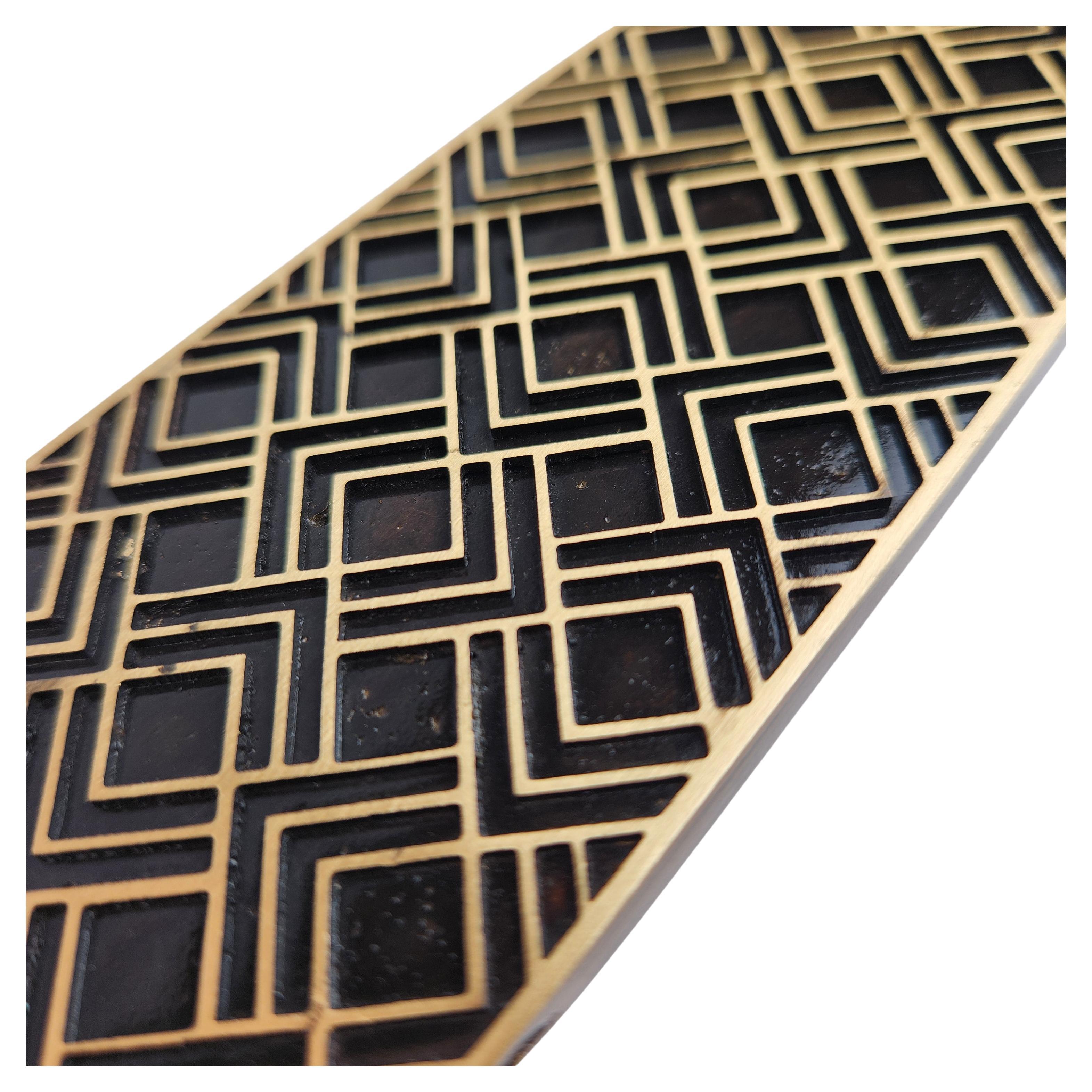 Part of the Art Deco collection, the PT/AD/09/70cm door pull stands out with its elongated form and finely engraved geometric patterns, whose precision enhances the refinement of solid brass. Handcrafted in our workshops, every detail is