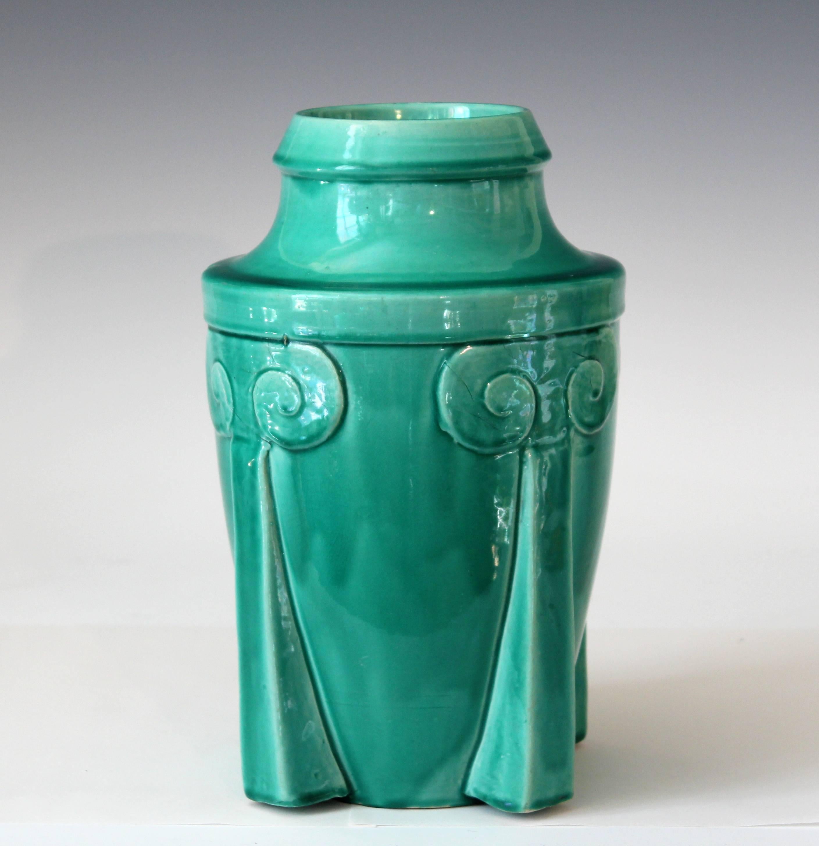 Vintage Awaji pottery vase in Art Deco rocket form with soothing turquoise green monochrome glaze, circa 1920. Measures: 10