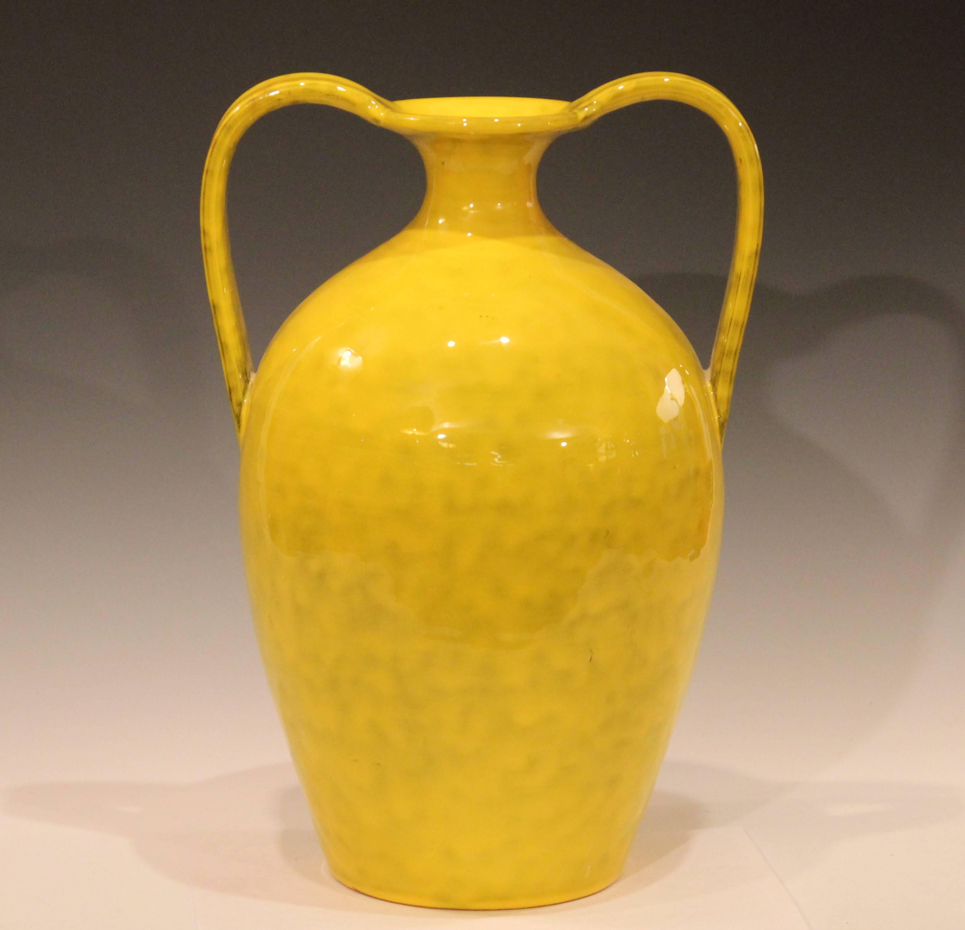 Big 1960s hand-turned Italian pottery vase in classical form with electric mottled yellow glaze for Rosenthal-Netter. Attributed to Italica Ars. With original export and RN labels. 15