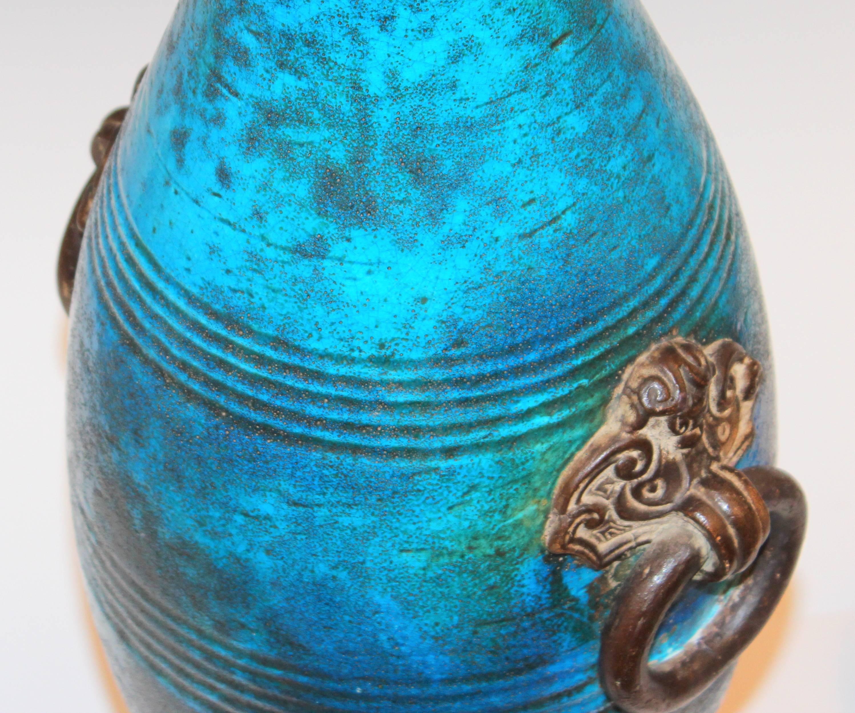 Large Italian Ming Zaccagnini Pottery Turquoise Crackle Glaze Ring Handle Lamp In Good Condition In Wilton, CT