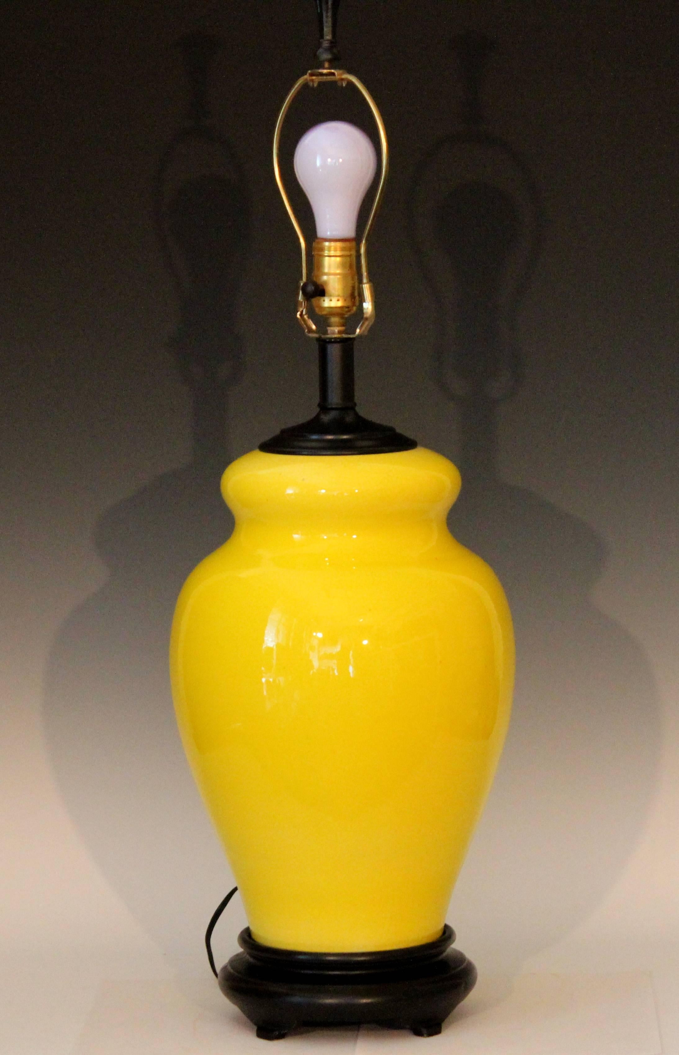 Large Bagni hand-turned Italian pottery gourd form lamp in atomic yellow crackle glaze, circa 1960s. Great splash of color to brighten any room. 31